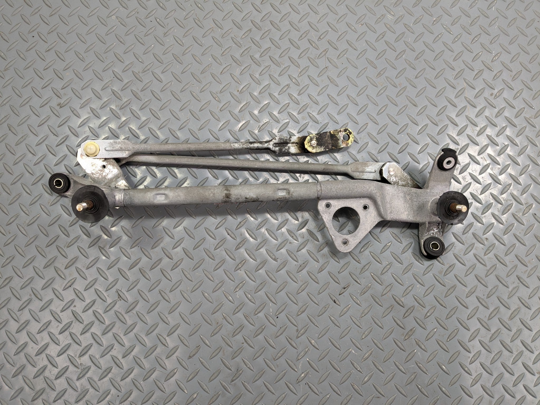 2004 - 2006 OEM NISSAN MAXIMA FRONT WINDSHIELD WIPER TRANSMISSION LINKAGE