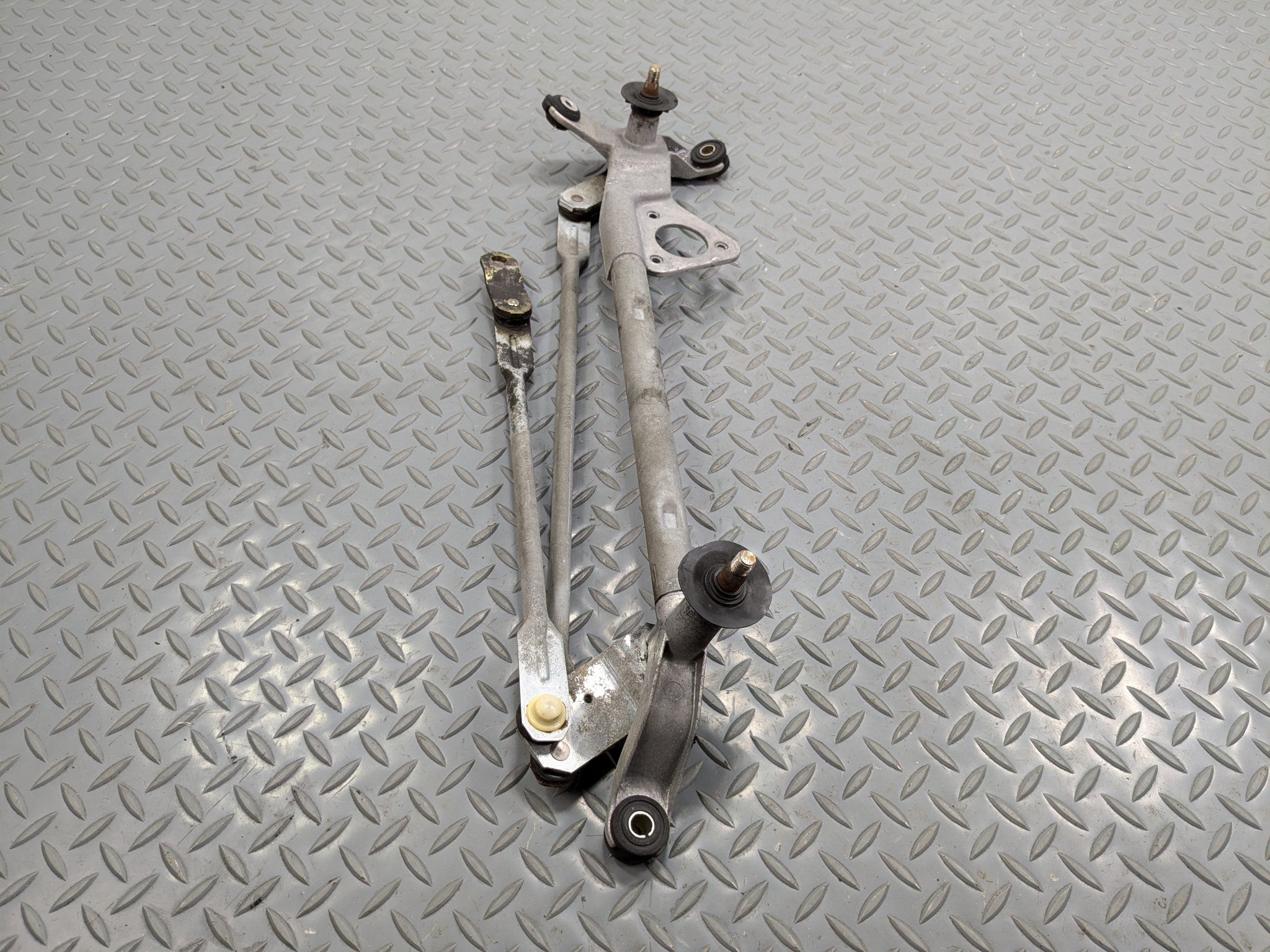 2004 - 2006 OEM NISSAN MAXIMA FRONT WINDSHIELD WIPER TRANSMISSION LINKAGE