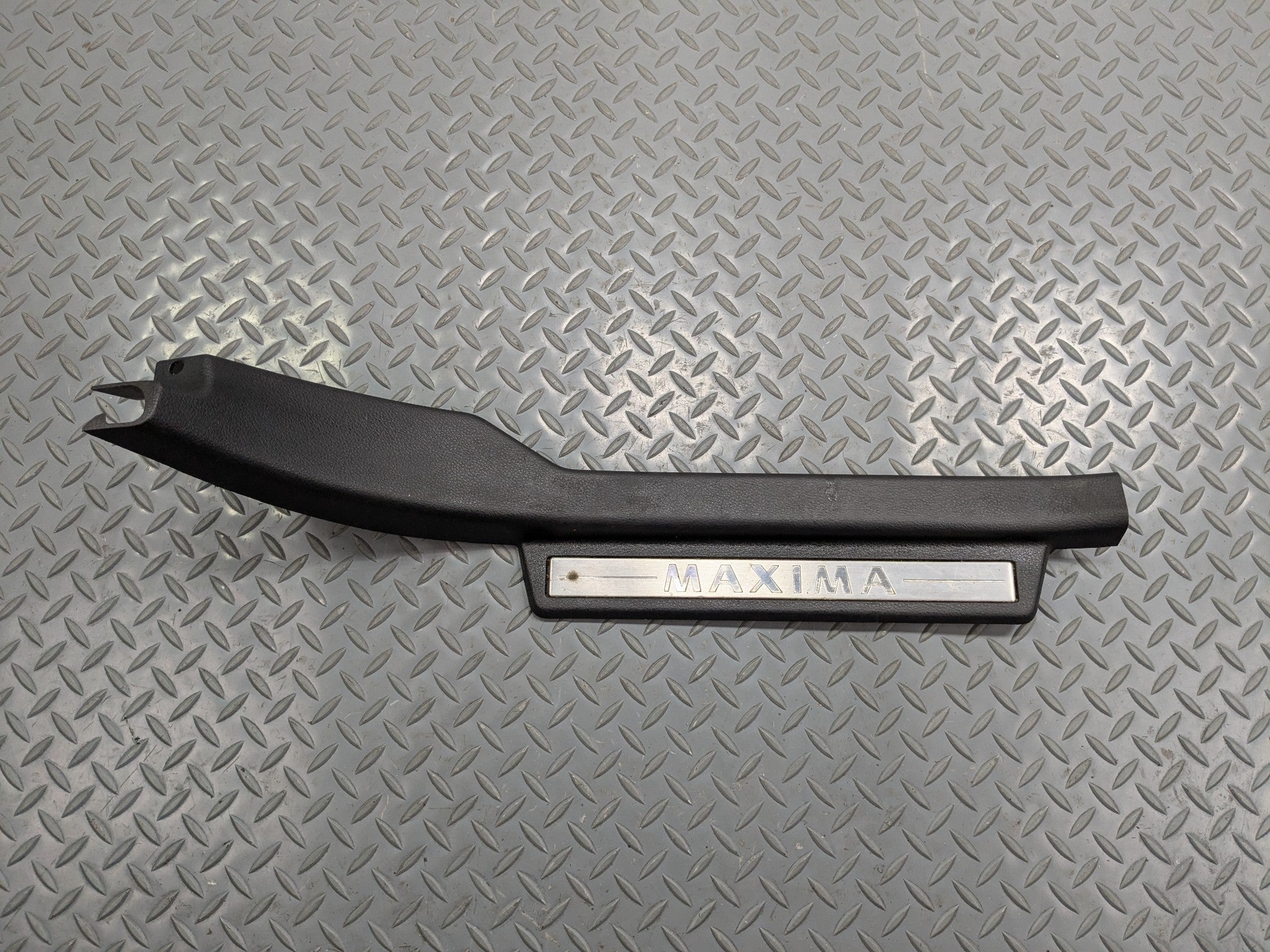 2004 - 2006 OEM NISSAN MAXIMA REAR RIGHT SIDE DOOR SILL PLATE BLACK ASSEMBLY