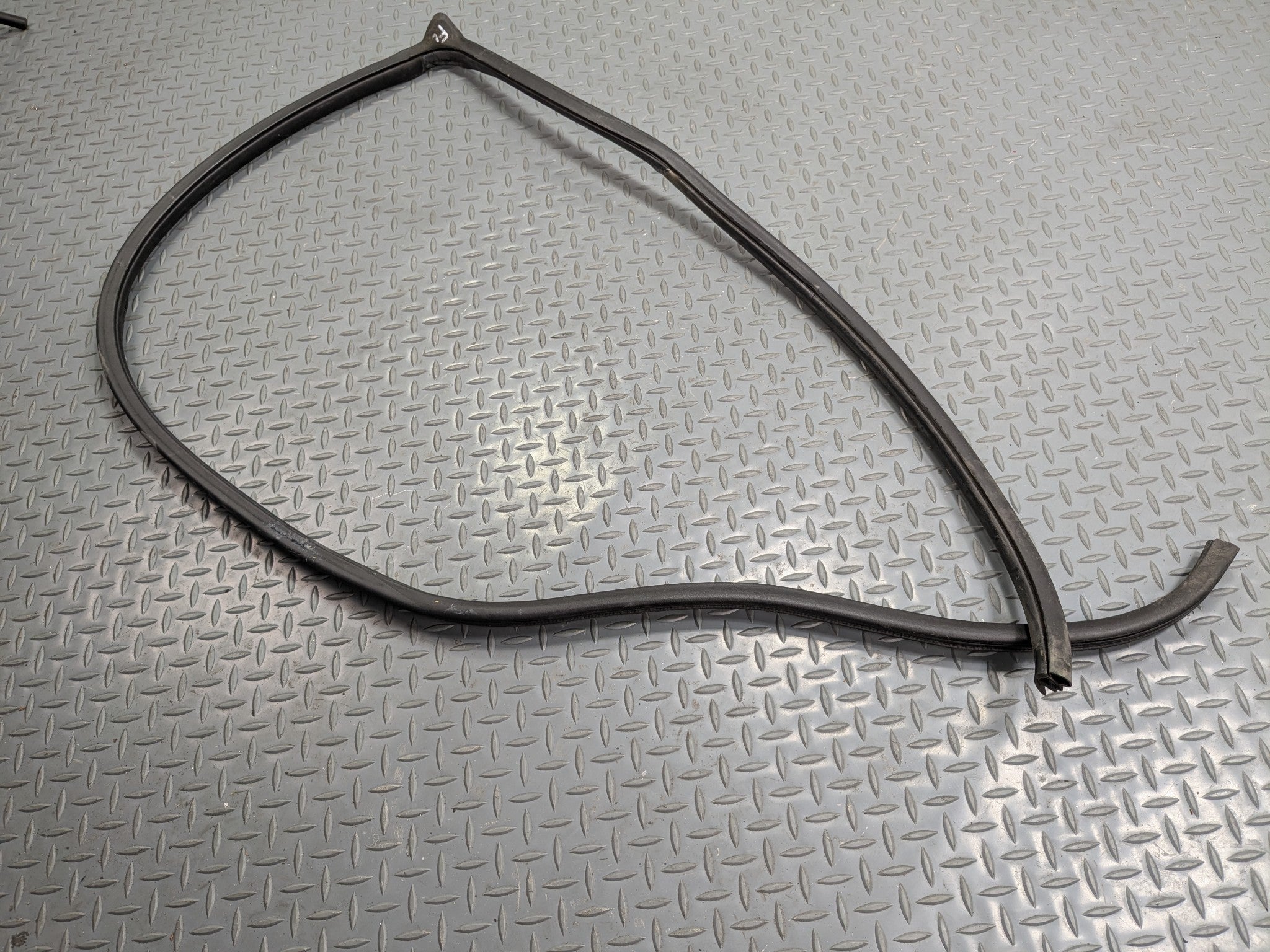 2004 - 2006 OEM NISSAN MAXIMA FRONT LEFT DRIVER SIDE WEATHER STRIPPING RUBBER