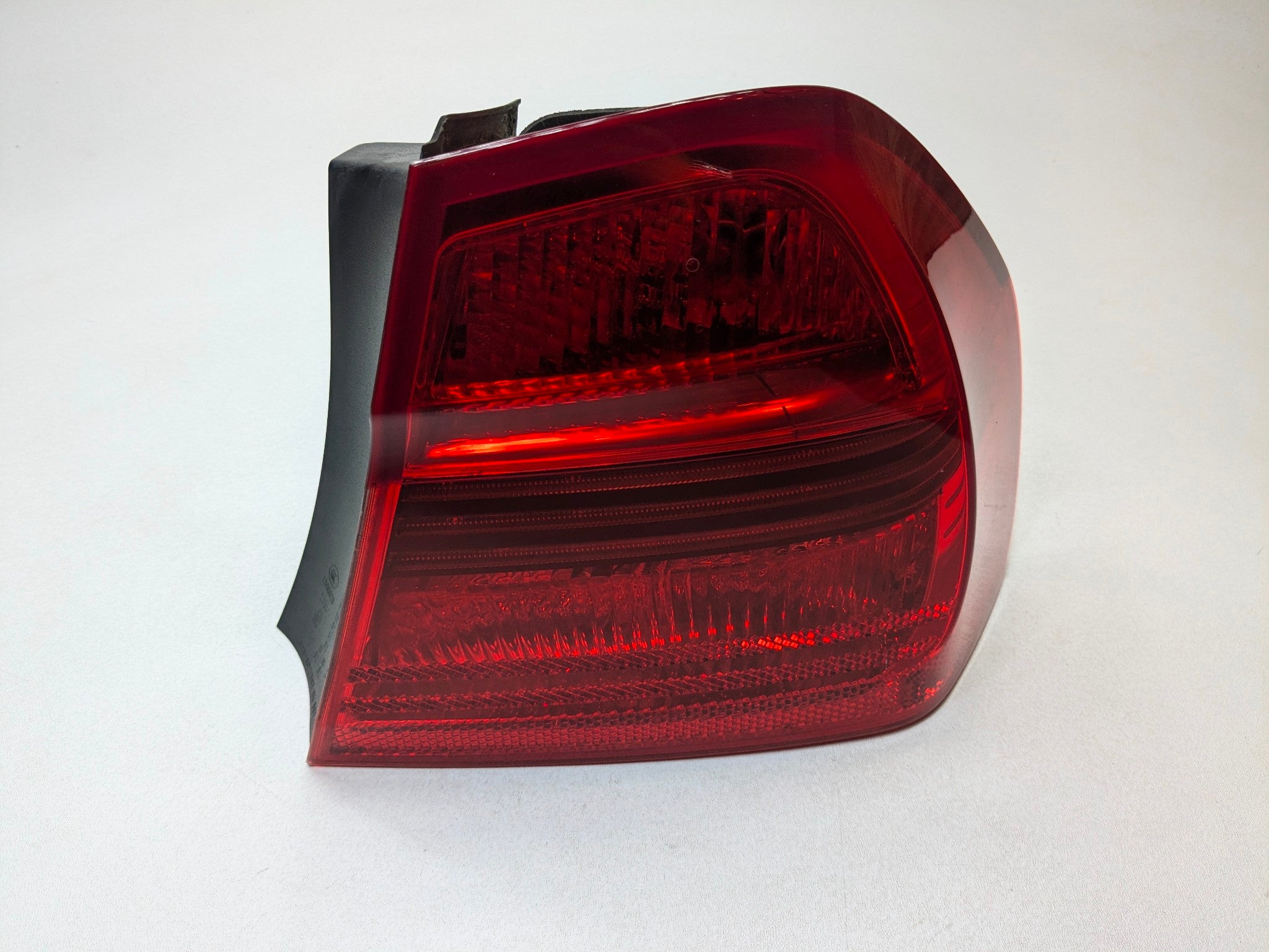 2006 - 2008 OEM BMW 328I REAR RIGHT PASSENGER SIDE TAIL LIGHT ASSEMBLY