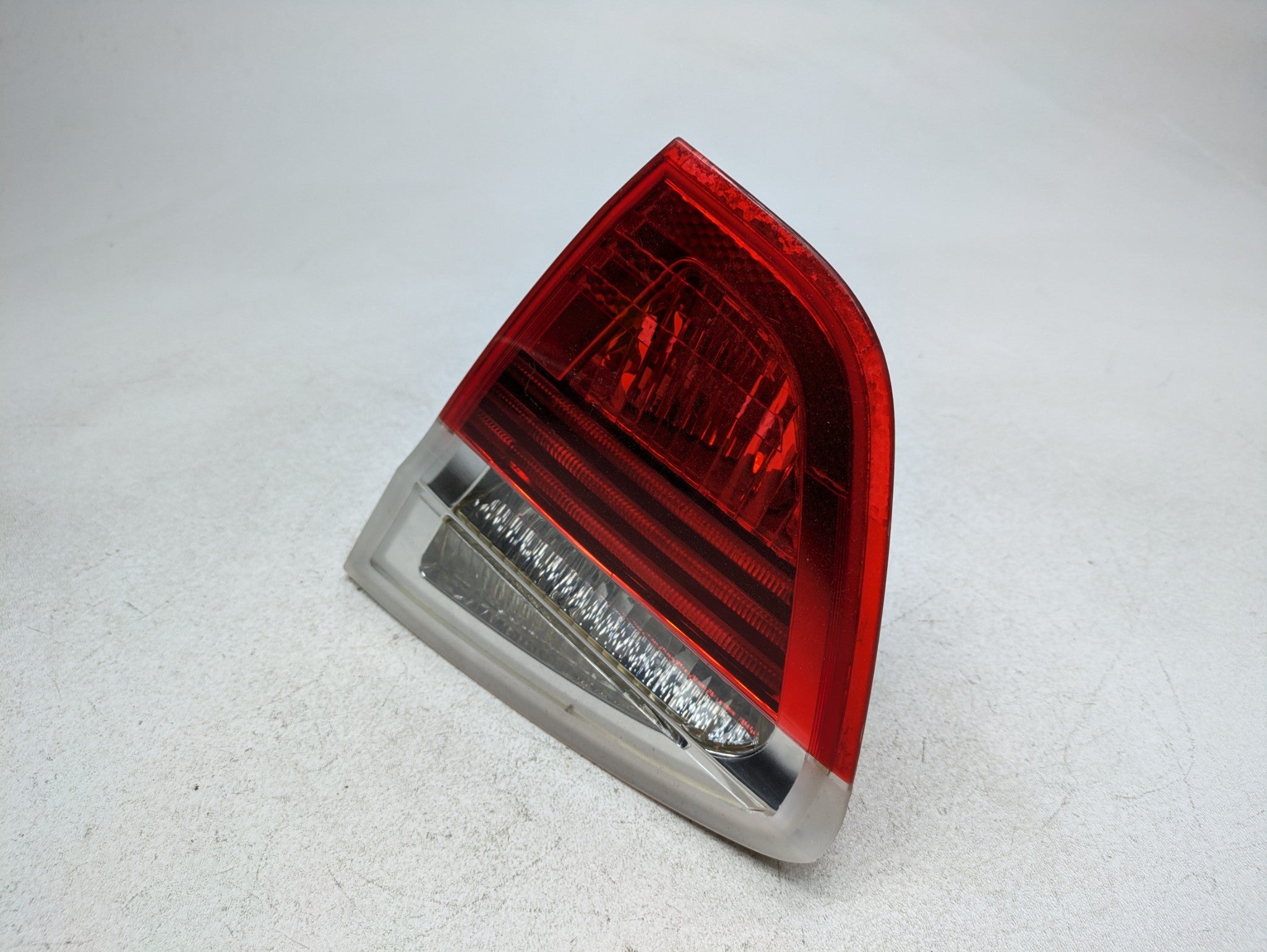 06 - 08 OEM BMW 328I REAR RIGHT PASSENGER SIDE LID MOUNTED TAIL LIGHT ASSEMBLY