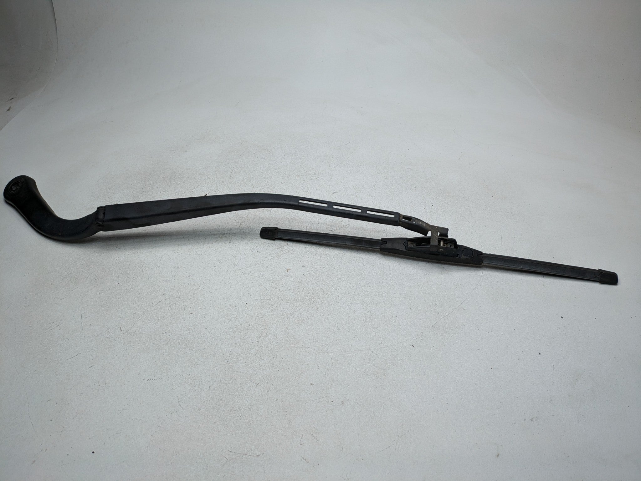 06 - 08 OEM BMW 328I FRONT RIGHT PASSENGER SIDE WINDSHIELD WIPER ARM WITH BLADE