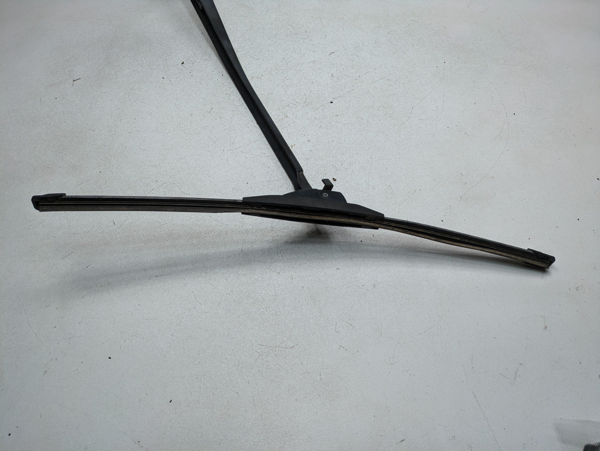 06 - 08 OEM BMW 328I FRONT RIGHT PASSENGER SIDE WINDSHIELD WIPER ARM WITH BLADE