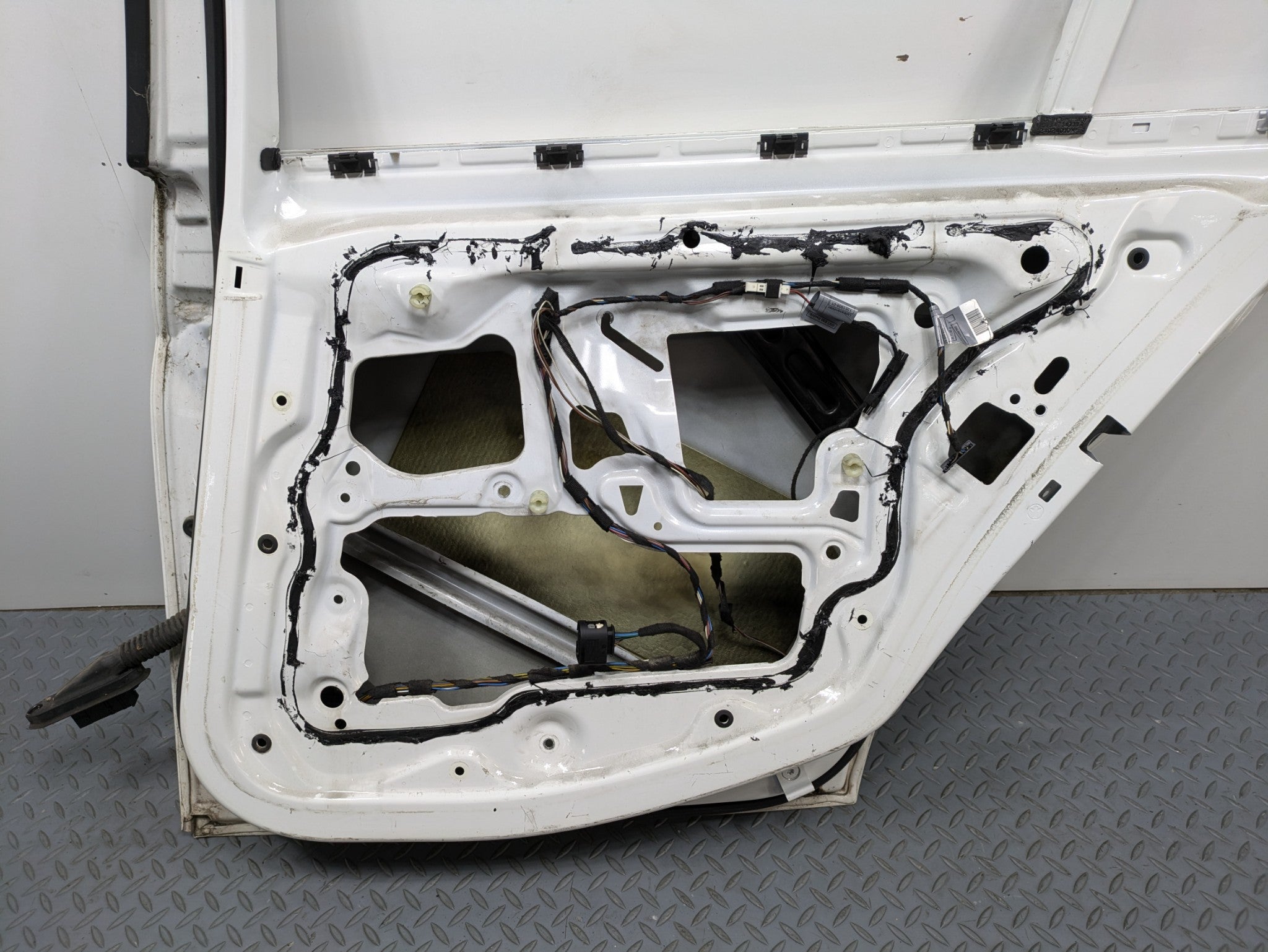 06 - 08 OEM BMW 328I REAR RIGHT PASSENGER SIDE DOOR SHELL PANEL WHITE ASSEMBLY