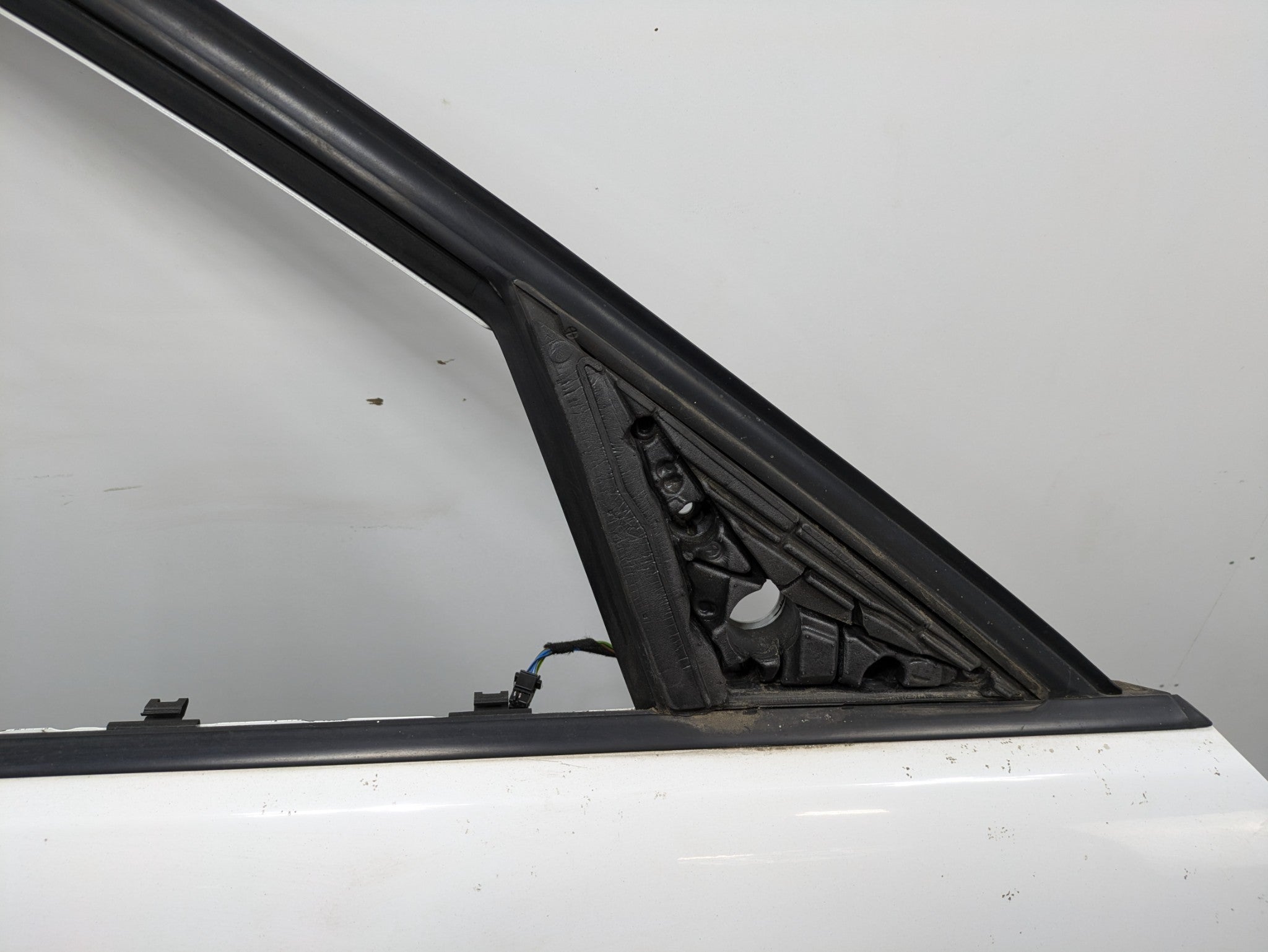 06 - 08 OEM BMW 328I FRONT RIGHT PASSENGER SIDE DOOR SHELL PANEL WHITE ASSEMBLY