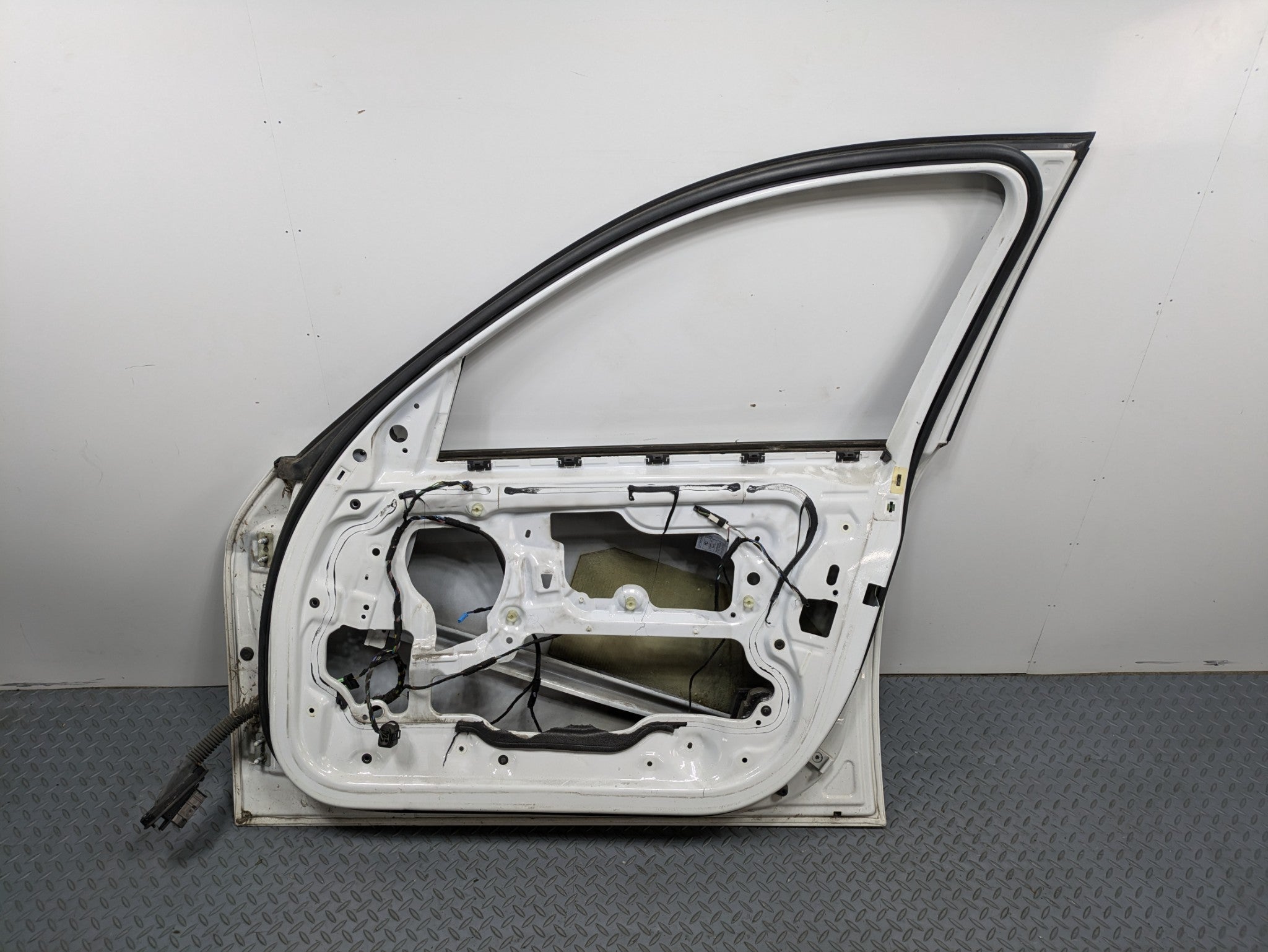 06 - 08 OEM BMW 328I FRONT RIGHT PASSENGER SIDE DOOR SHELL PANEL WHITE ASSEMBLY