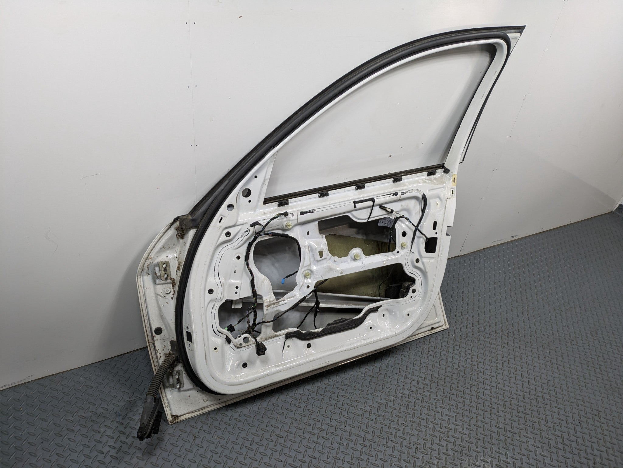 06 - 08 OEM BMW 328I FRONT RIGHT PASSENGER SIDE DOOR SHELL PANEL WHITE ASSEMBLY