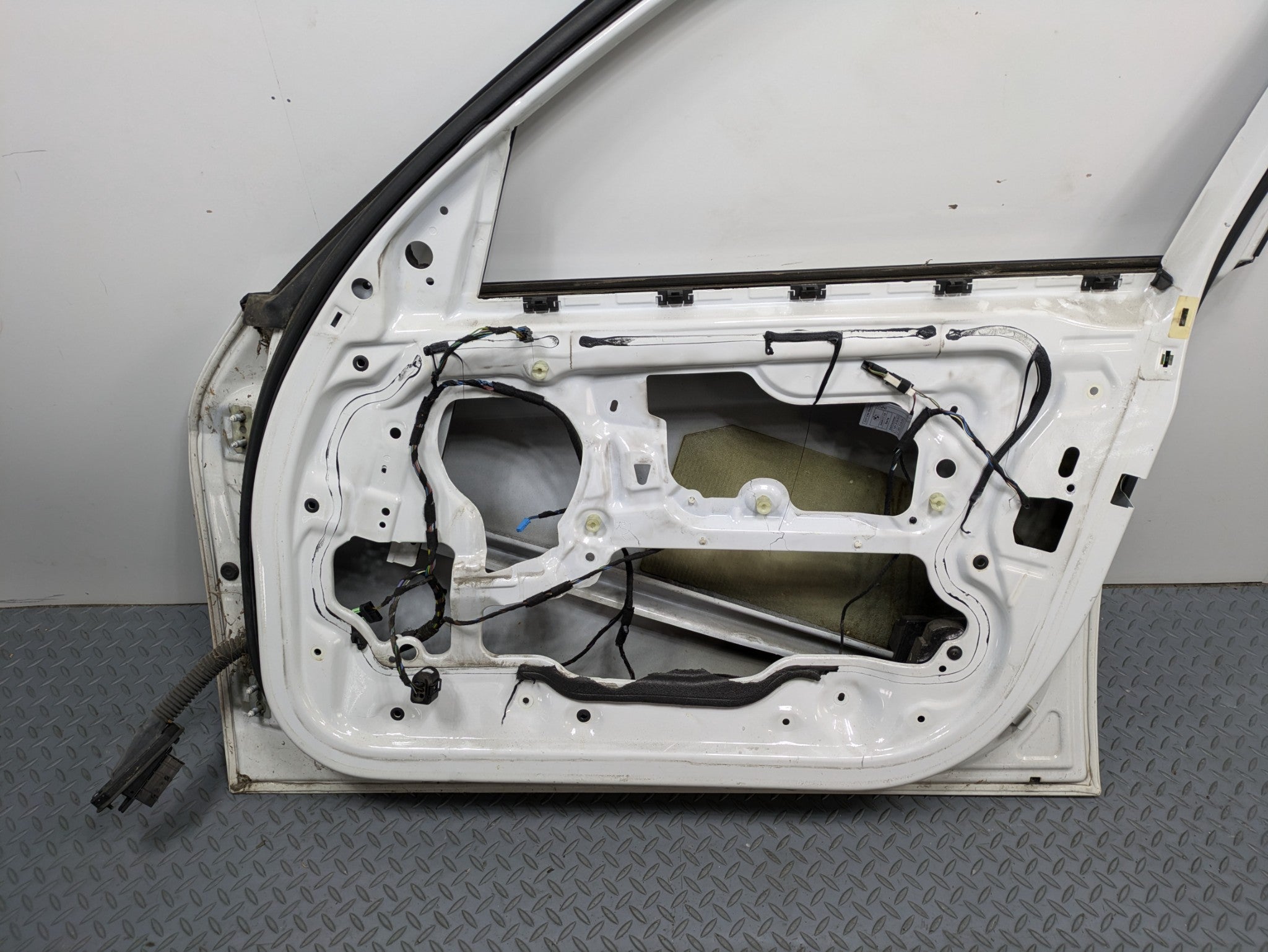 06 - 08 OEM BMW 328I FRONT RIGHT PASSENGER SIDE DOOR SHELL PANEL WHITE ASSEMBLY