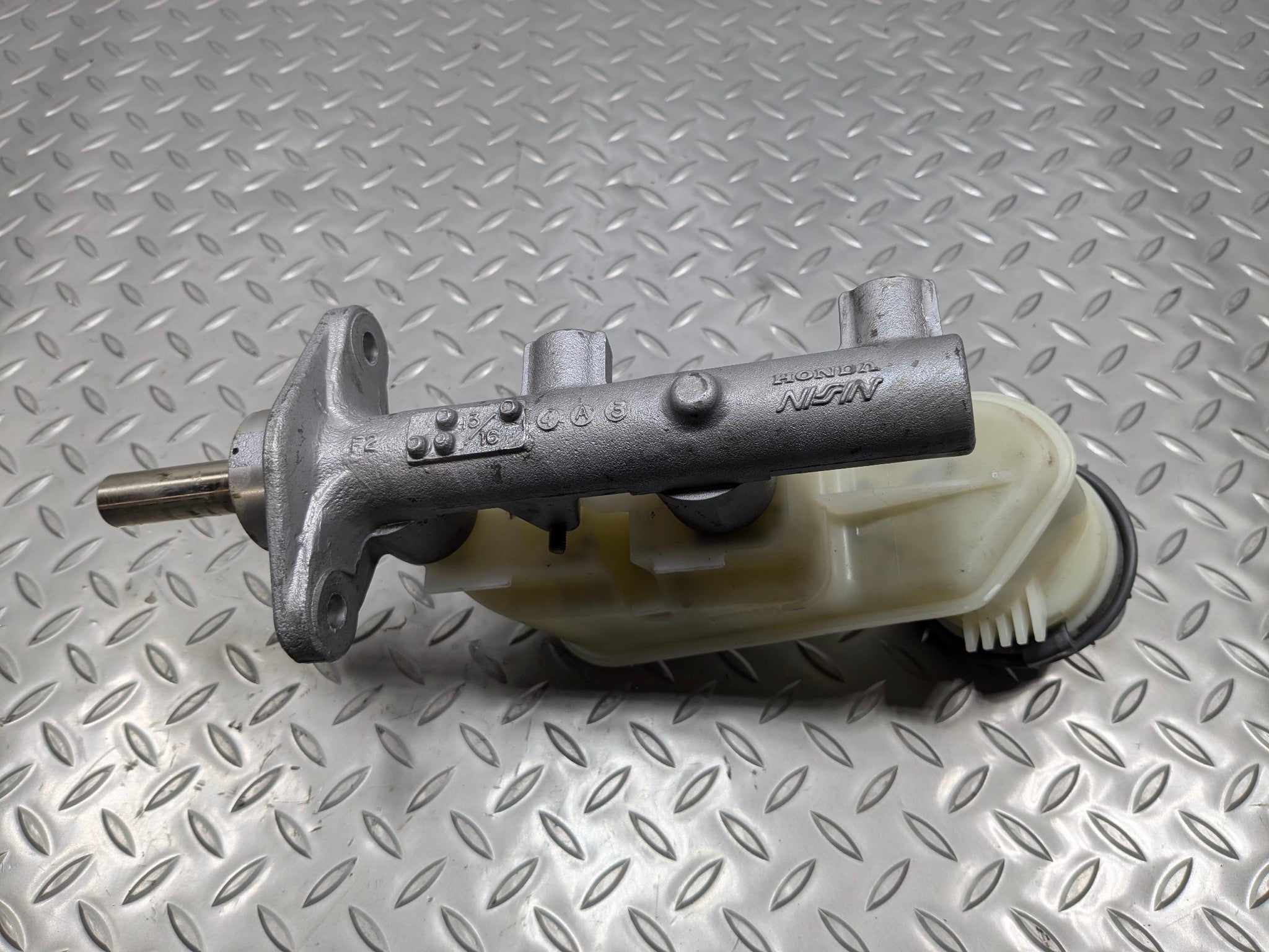 2004 - 2006 OEM ACURA TL BRAKE MASTER CYLINDER WITH RESERVOIR ASSEMBLY