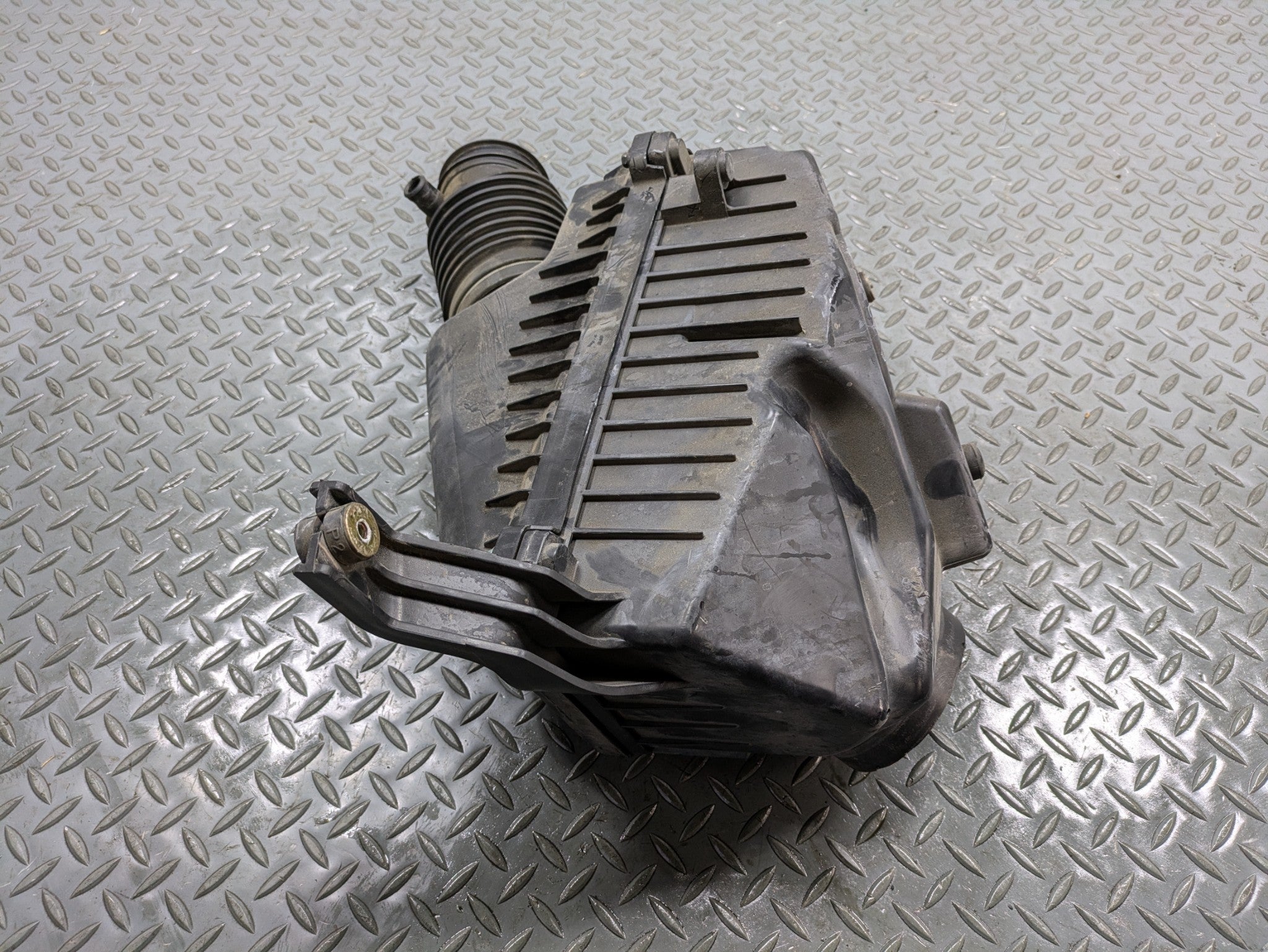 2004 - 2006 OEM ACURA TL ENGINE AIR CLEANER FILTER HOUSING BOX ASSEMBLY