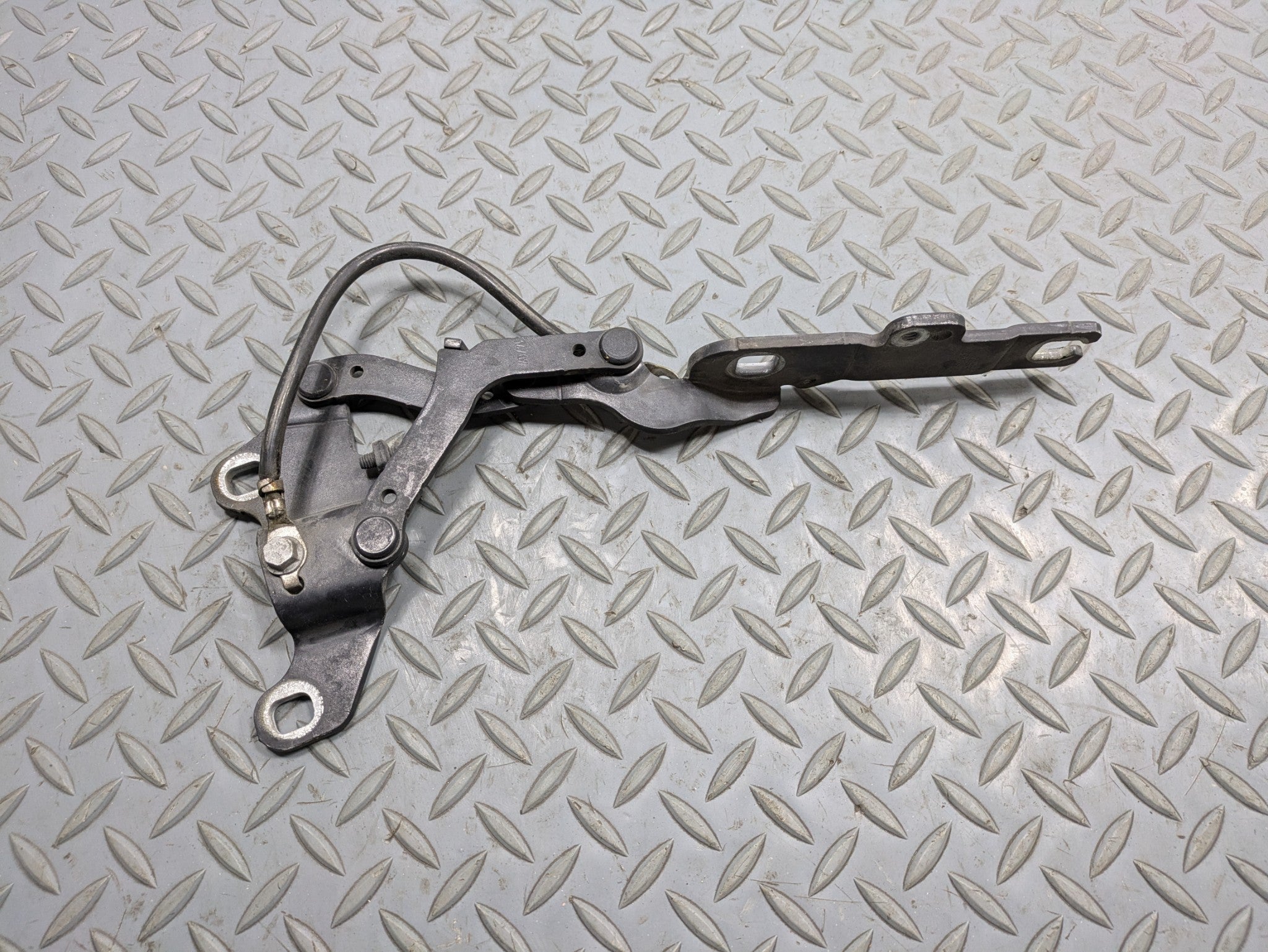 06 - 08 OEM BMW 328I FRONT LEFT DRIVER SIDE HOOD BONNET HINGE SUPPORT BRACKET