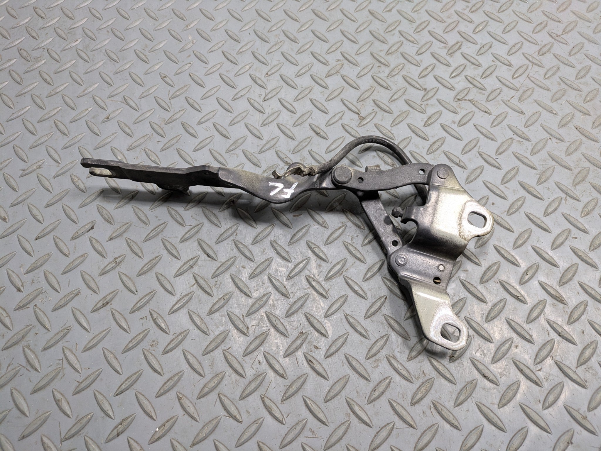 06 - 08 OEM BMW 328I FRONT LEFT DRIVER SIDE HOOD BONNET HINGE SUPPORT BRACKET