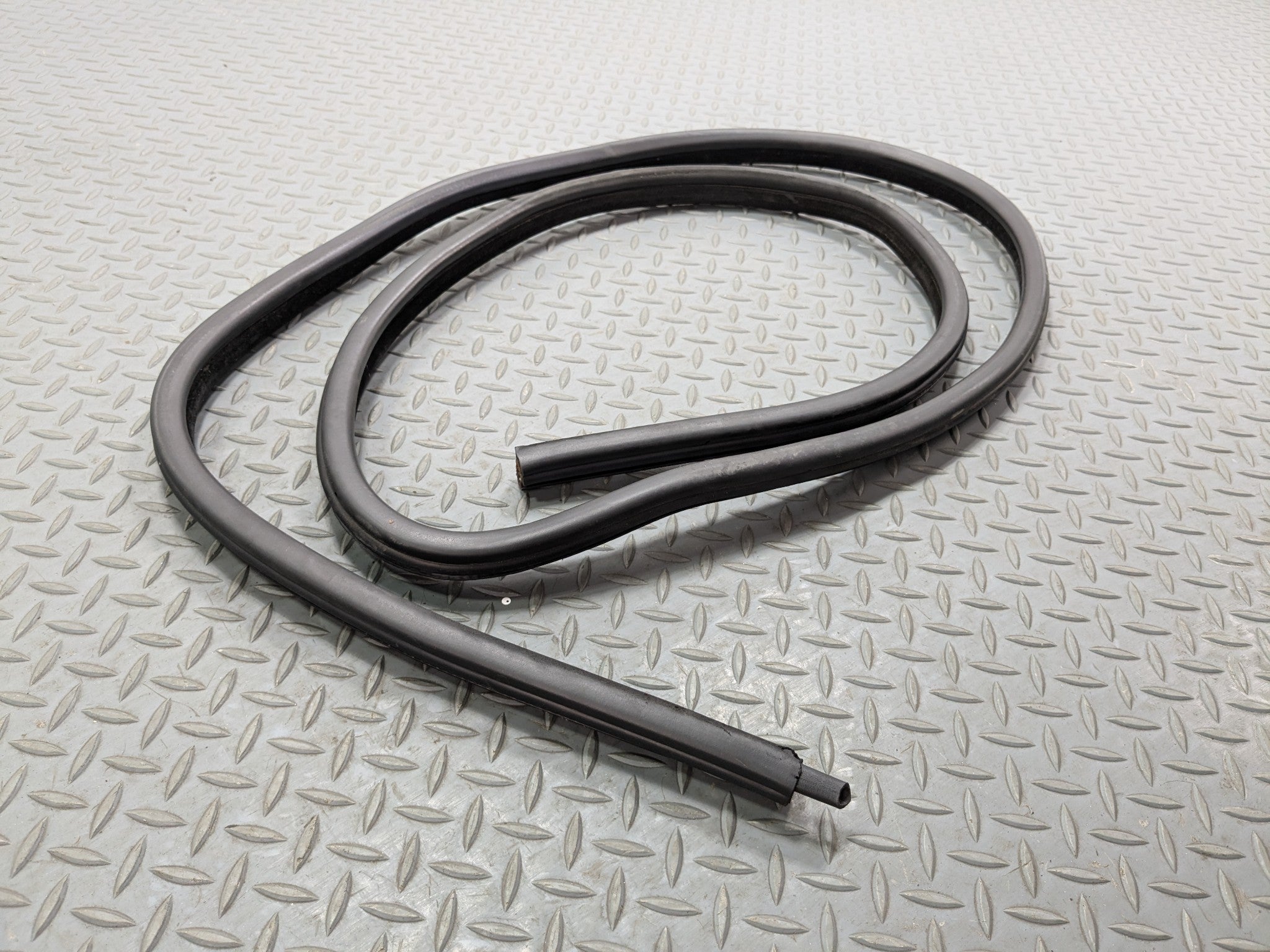 06 - 08 OEM BMW 328I FRONT LEFT DRIVER SIDE DOOR SEAL WEATHER STRIPPING RUBBER