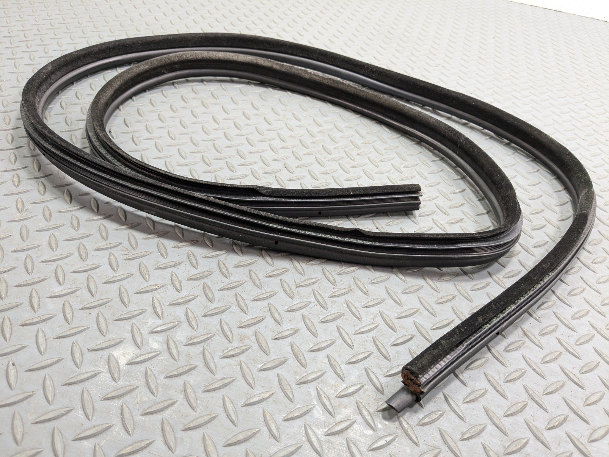 06 - 08 OEM BMW 328I FRONT LEFT DRIVER SIDE DOOR SEAL WEATHER STRIPPING RUBBER