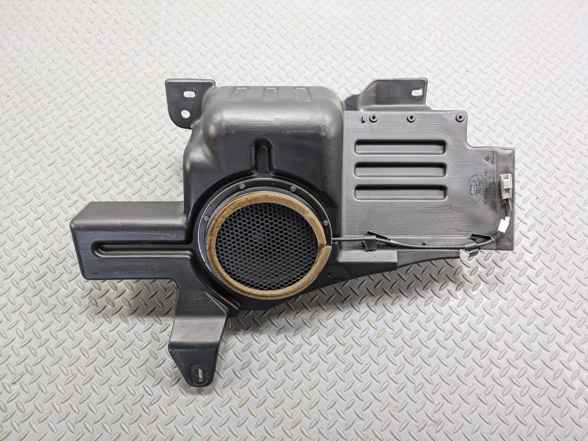2003 - 2006 OEM LINCOLN NAVIGATOR AUDIO SUBWOOFER SPEAKER BOX