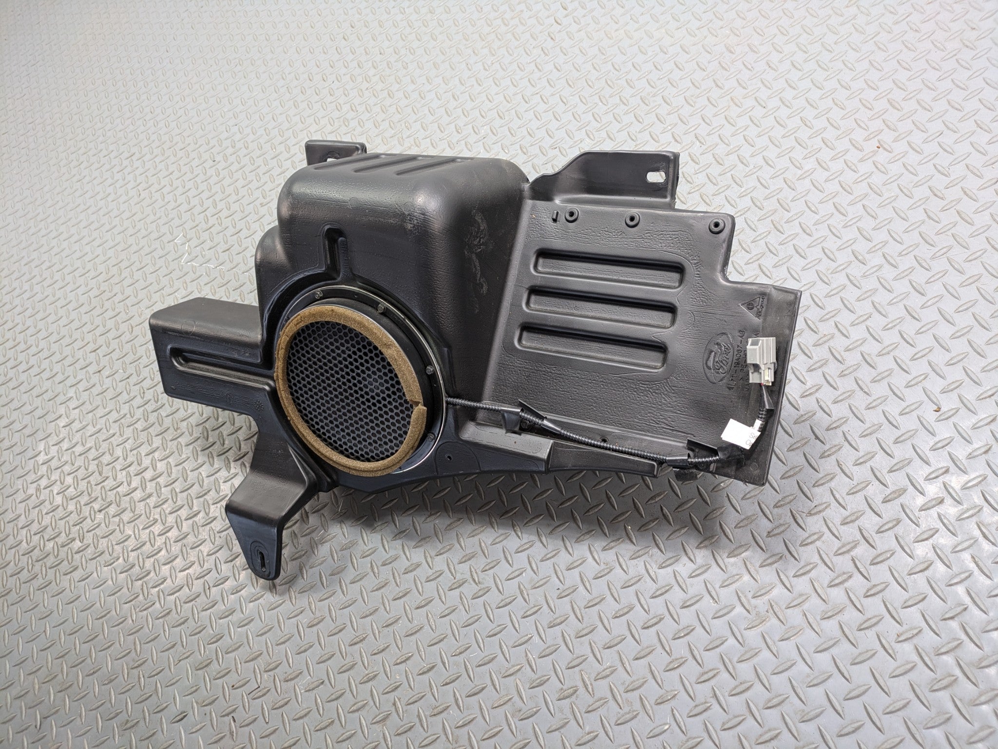 2003 - 2006 OEM LINCOLN NAVIGATOR AUDIO SUBWOOFER SPEAKER BOX
