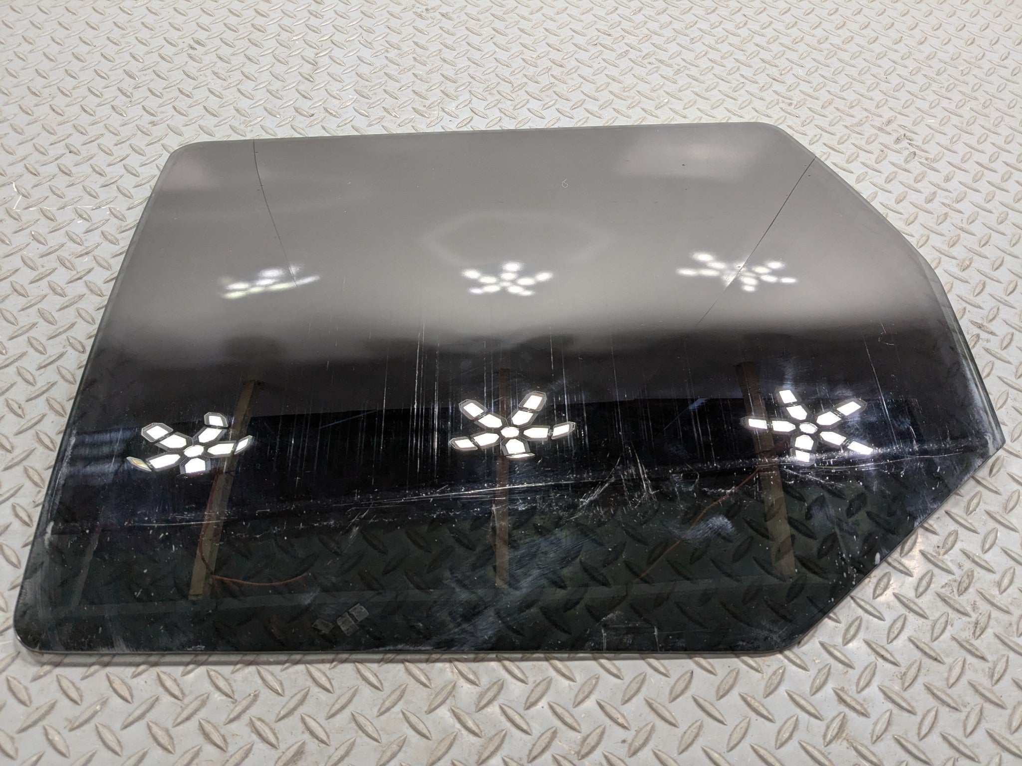 05 - 07 OEM JEEP GRAND CHEROKEE REAR LEFT DOOR WINDOW GLASS WITH PRIVACY TINT