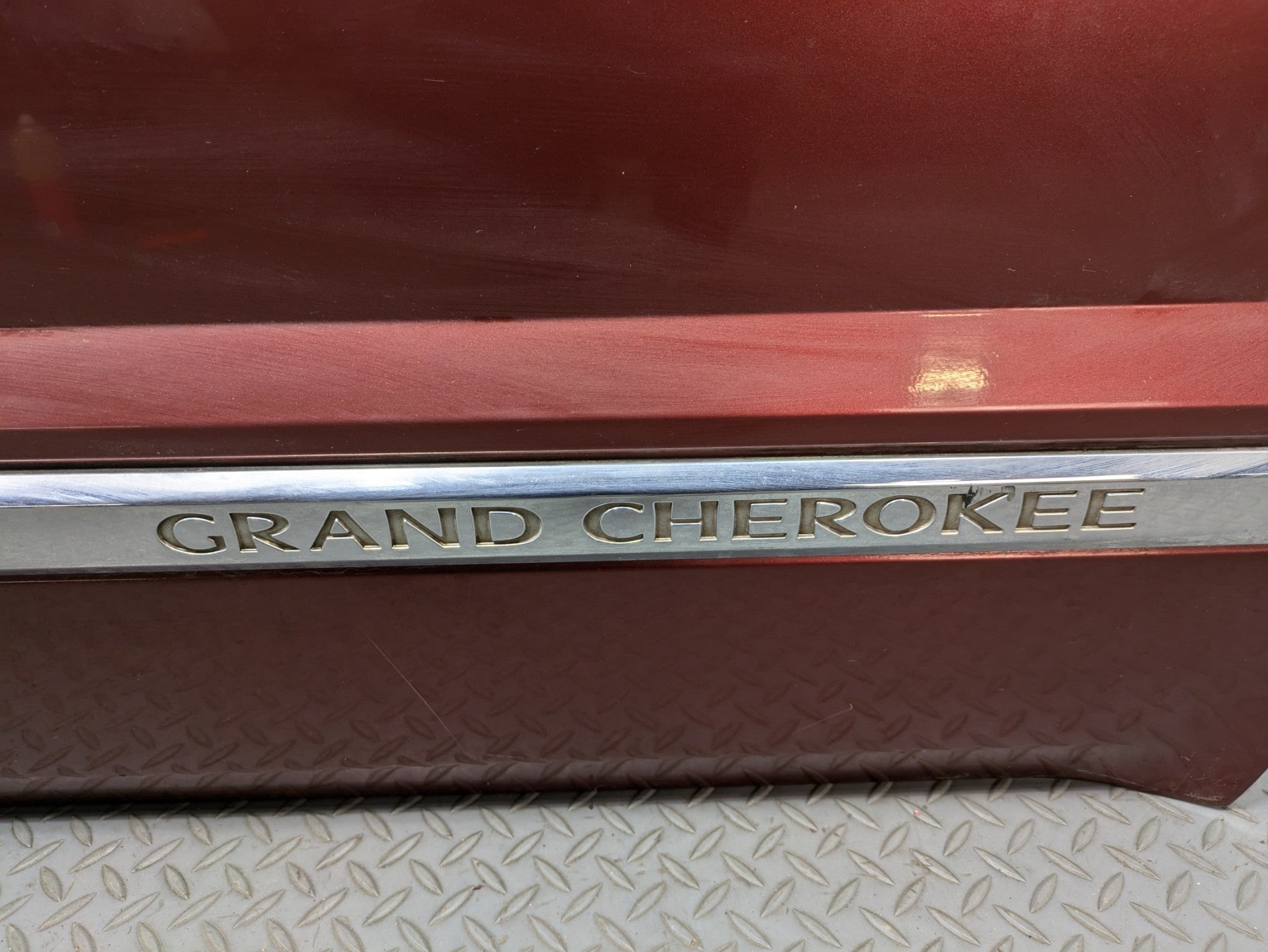 05 - 07 OEM JEEP GRAND CHEROKEE FRONT RIGHT SIDE DOOR SHELL PANEL CALIENTE RED