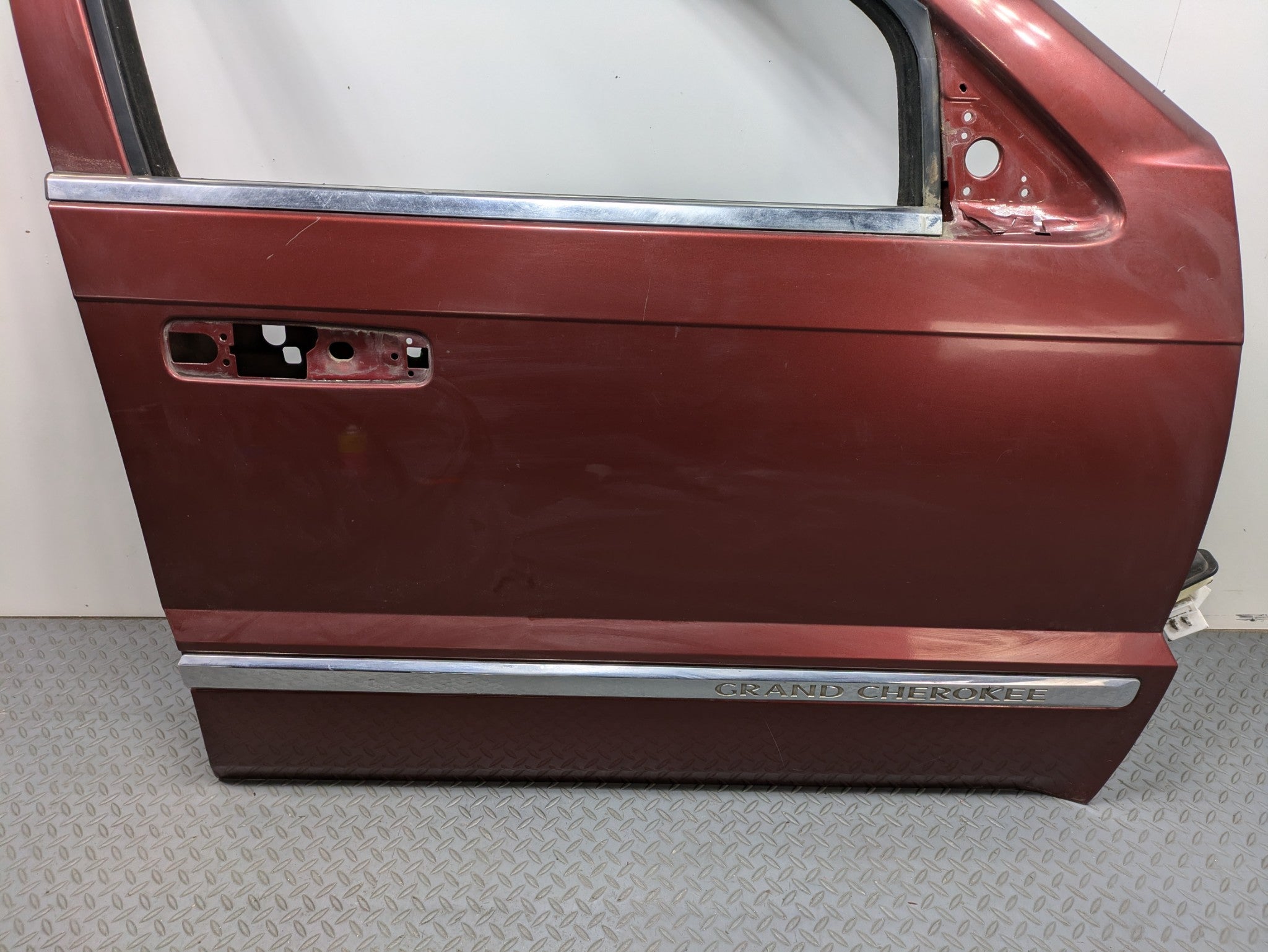 05 - 07 OEM JEEP GRAND CHEROKEE FRONT RIGHT SIDE DOOR SHELL PANEL CALIENTE RED