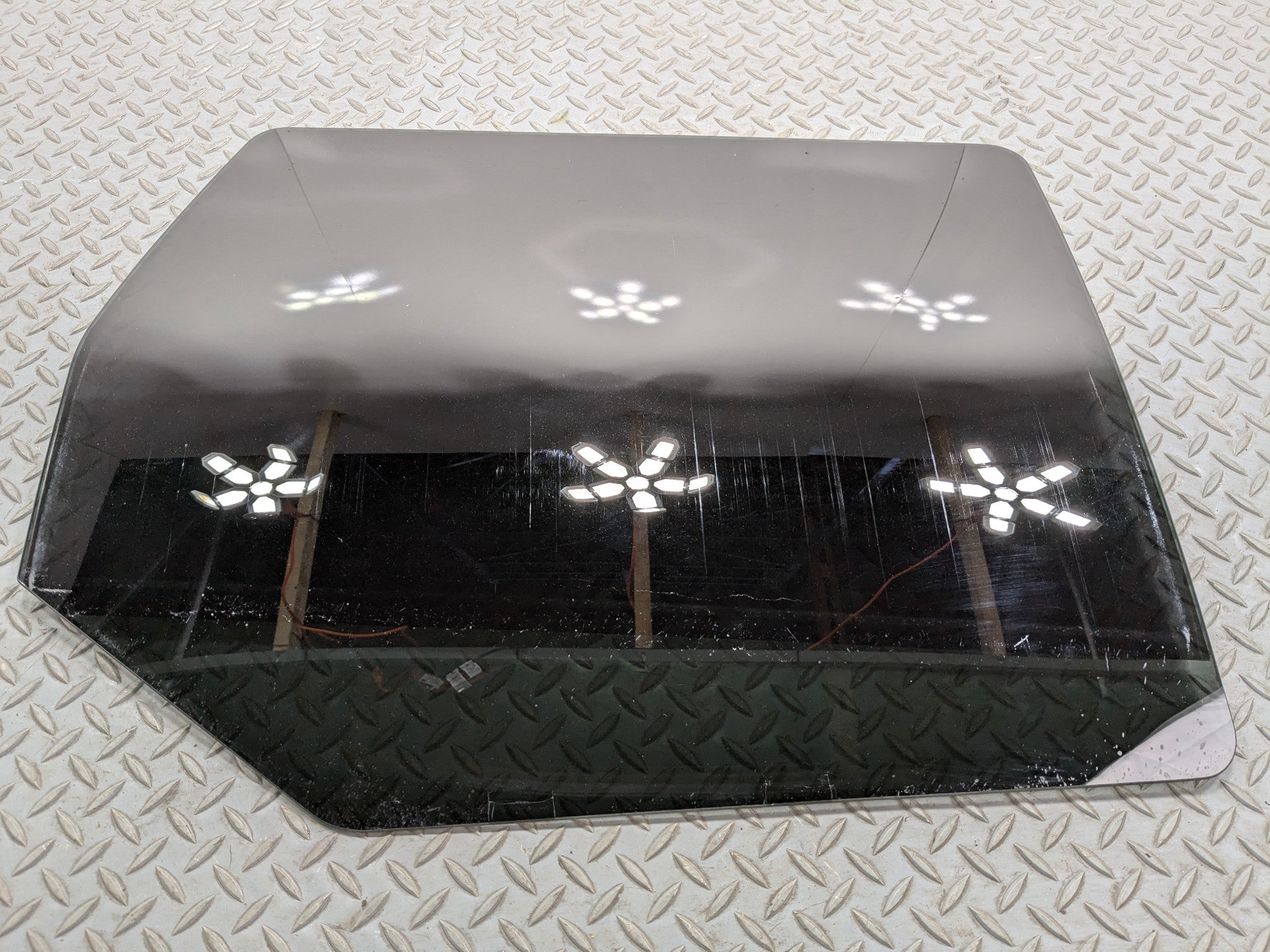 05 - 07 OEM JEEP GRAND CHEROKEE REAR RIGHT DOOR WINDOW GLASS WITH PRIVACY TINT