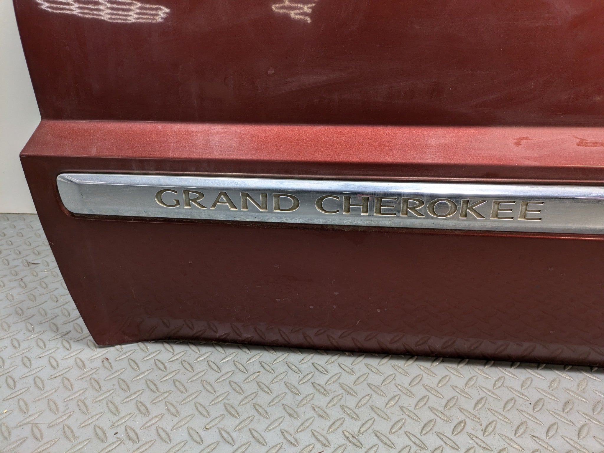 05 - 07 OEM JEEP GRAND CHEROKEE FRONT LEFT SIDE DOOR SHELL PANEL CALIENTE RED