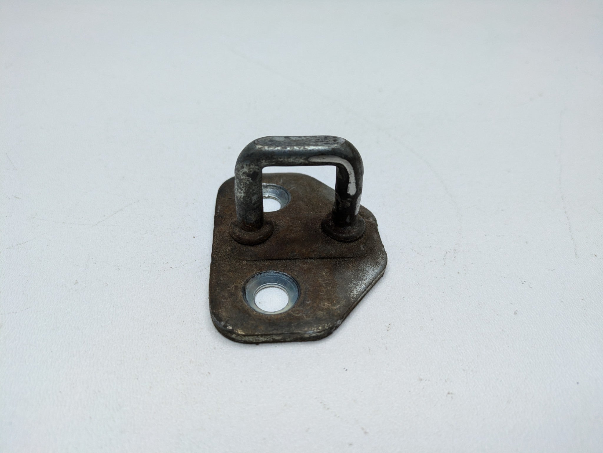 05 - 07 OEM JEEP GRAND CHEROKEE REAR RIGHT PASSENGER SIDE DOOR LOCK STRIKER