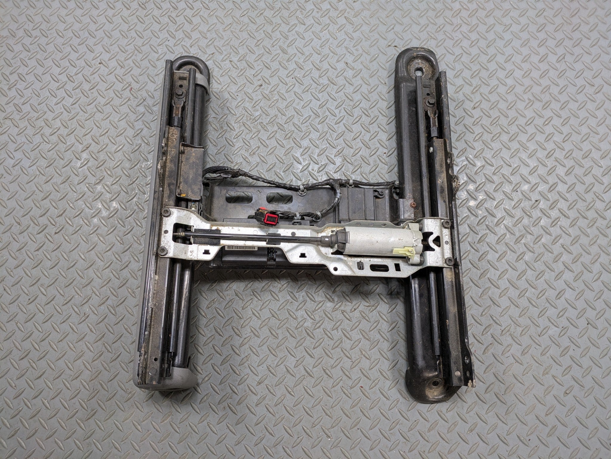05 - 07 OEM JEEP GRAND CHEROKEE FRONT RIGHT PASSENGER SIDE SEAT TRACK WITH MOTOR