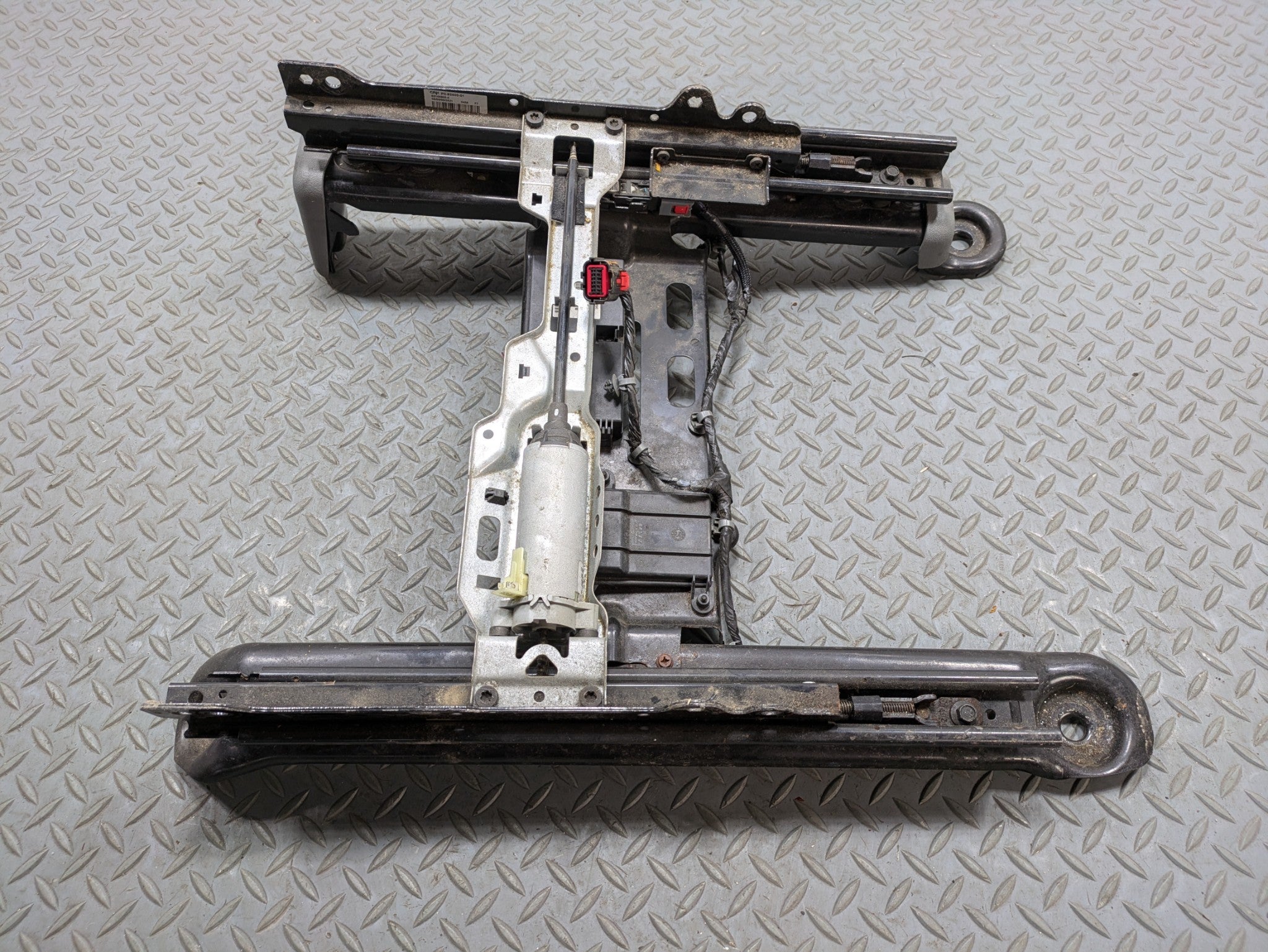 05 - 07 OEM JEEP GRAND CHEROKEE FRONT RIGHT PASSENGER SIDE SEAT TRACK WITH MOTOR