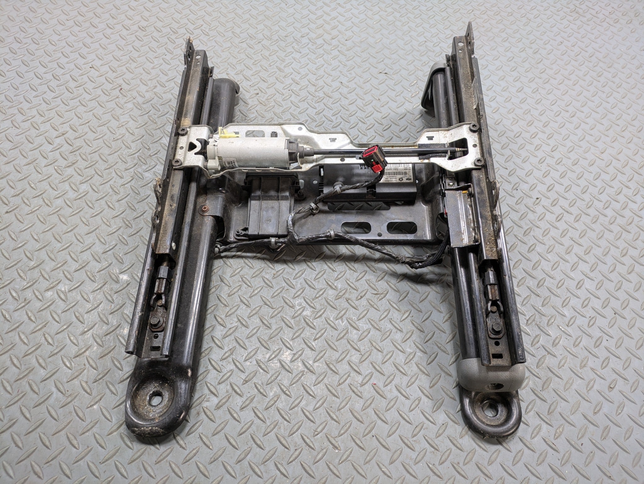 05 - 07 OEM JEEP GRAND CHEROKEE FRONT RIGHT PASSENGER SIDE SEAT TRACK WITH MOTOR