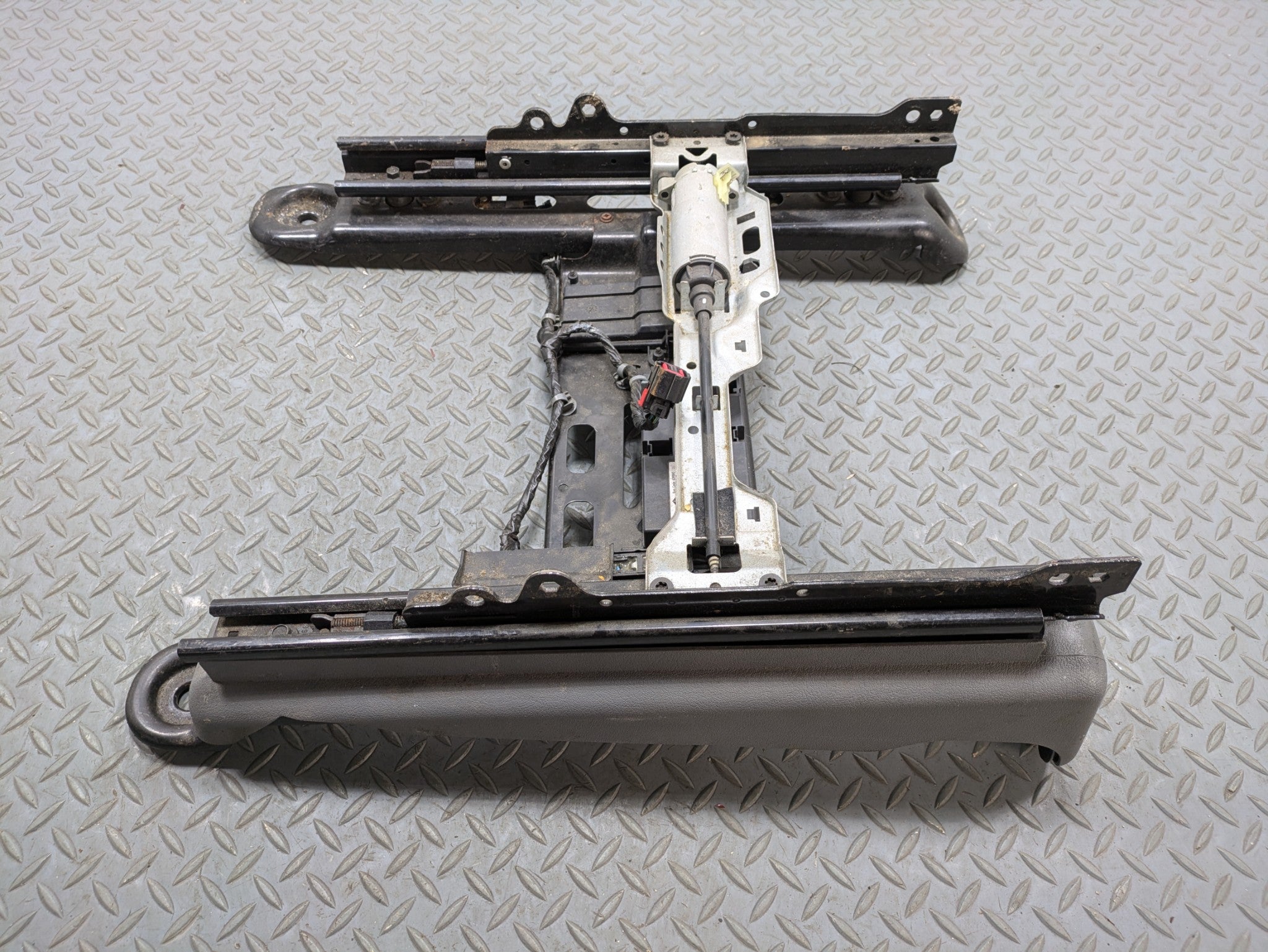 05 - 07 OEM JEEP GRAND CHEROKEE FRONT RIGHT PASSENGER SIDE SEAT TRACK WITH MOTOR