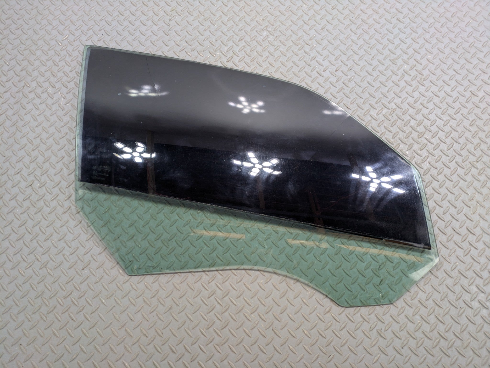 05 - 07 OEM CHRYSLER 300 FRONT RIGHT PASSENGER SIDE DOOR WINDOW GLASS GREEN TINT