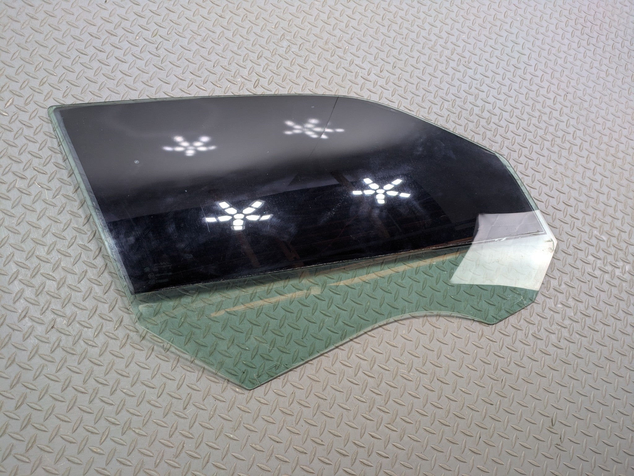 05 - 07 OEM CHRYSLER 300 FRONT RIGHT PASSENGER SIDE DOOR WINDOW GLASS GREEN TINT