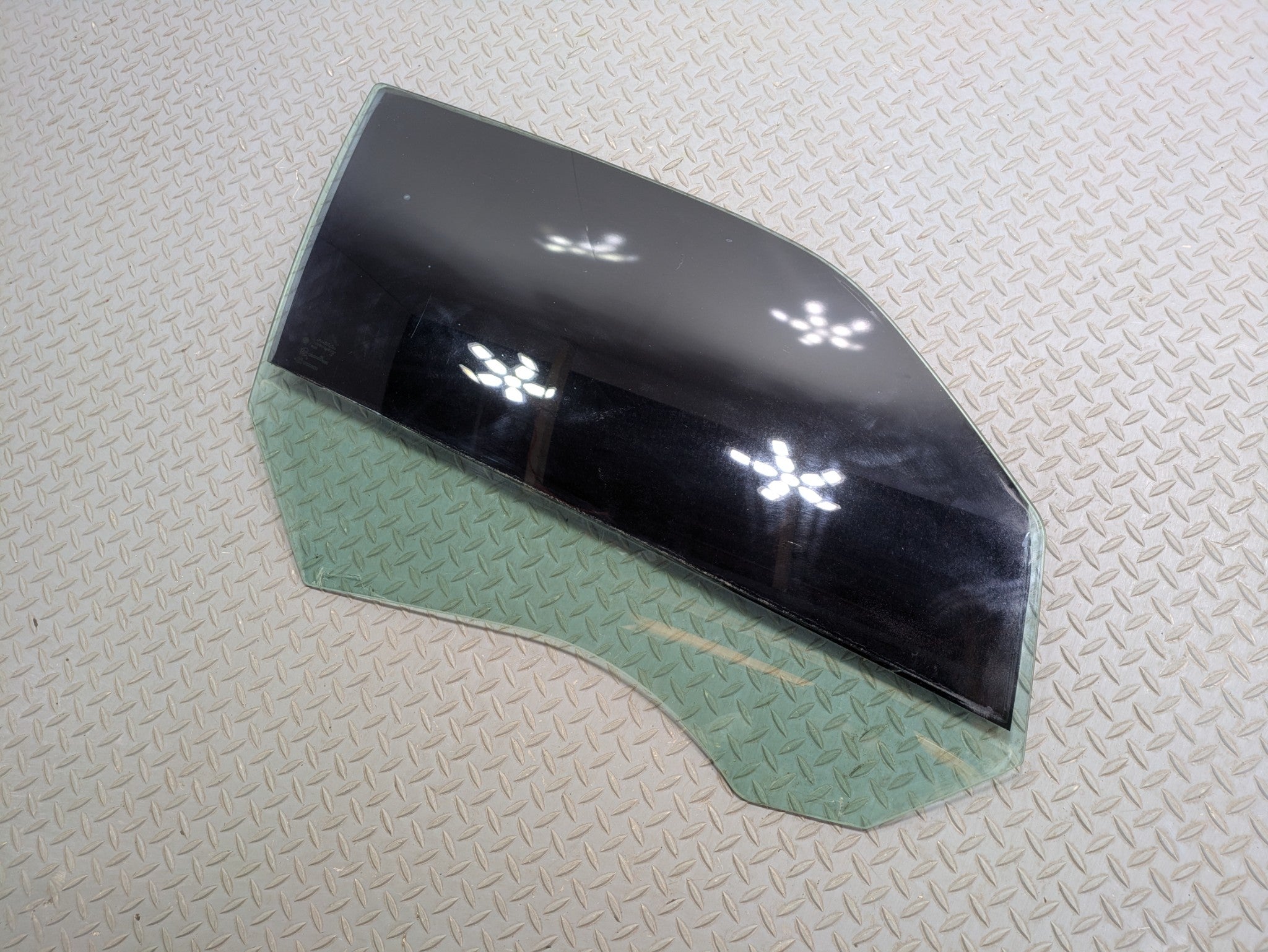 05 - 07 OEM CHRYSLER 300 FRONT RIGHT PASSENGER SIDE DOOR WINDOW GLASS GREEN TINT