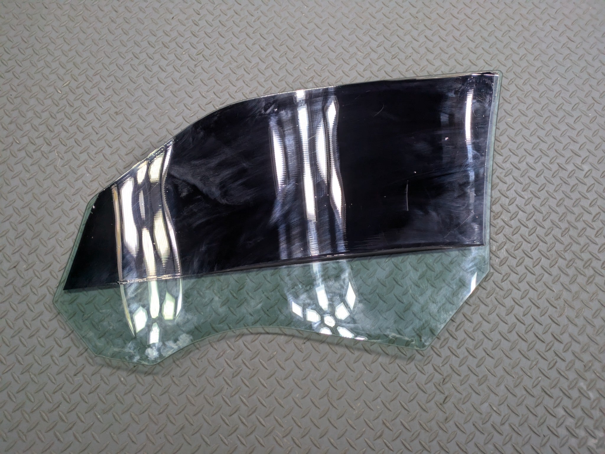 05 - 07 OEM CHRYSLER 300 FRONT RIGHT PASSENGER SIDE DOOR WINDOW GLASS GREEN TINT