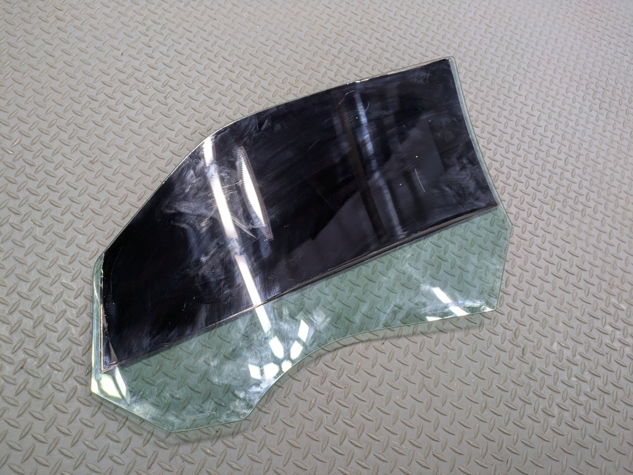 05 - 07 OEM CHRYSLER 300 FRONT RIGHT PASSENGER SIDE DOOR WINDOW GLASS GREEN TINT