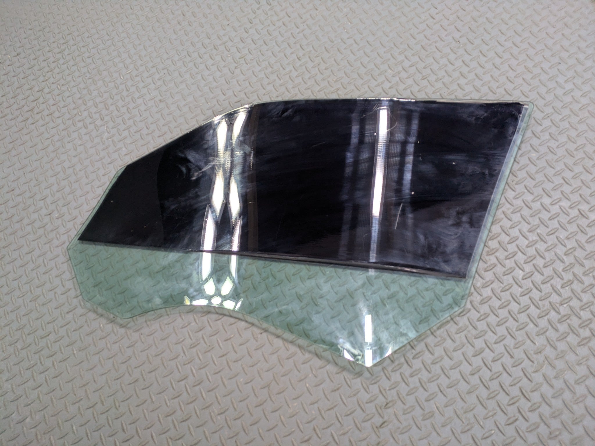 05 - 07 OEM CHRYSLER 300 FRONT RIGHT PASSENGER SIDE DOOR WINDOW GLASS GREEN TINT