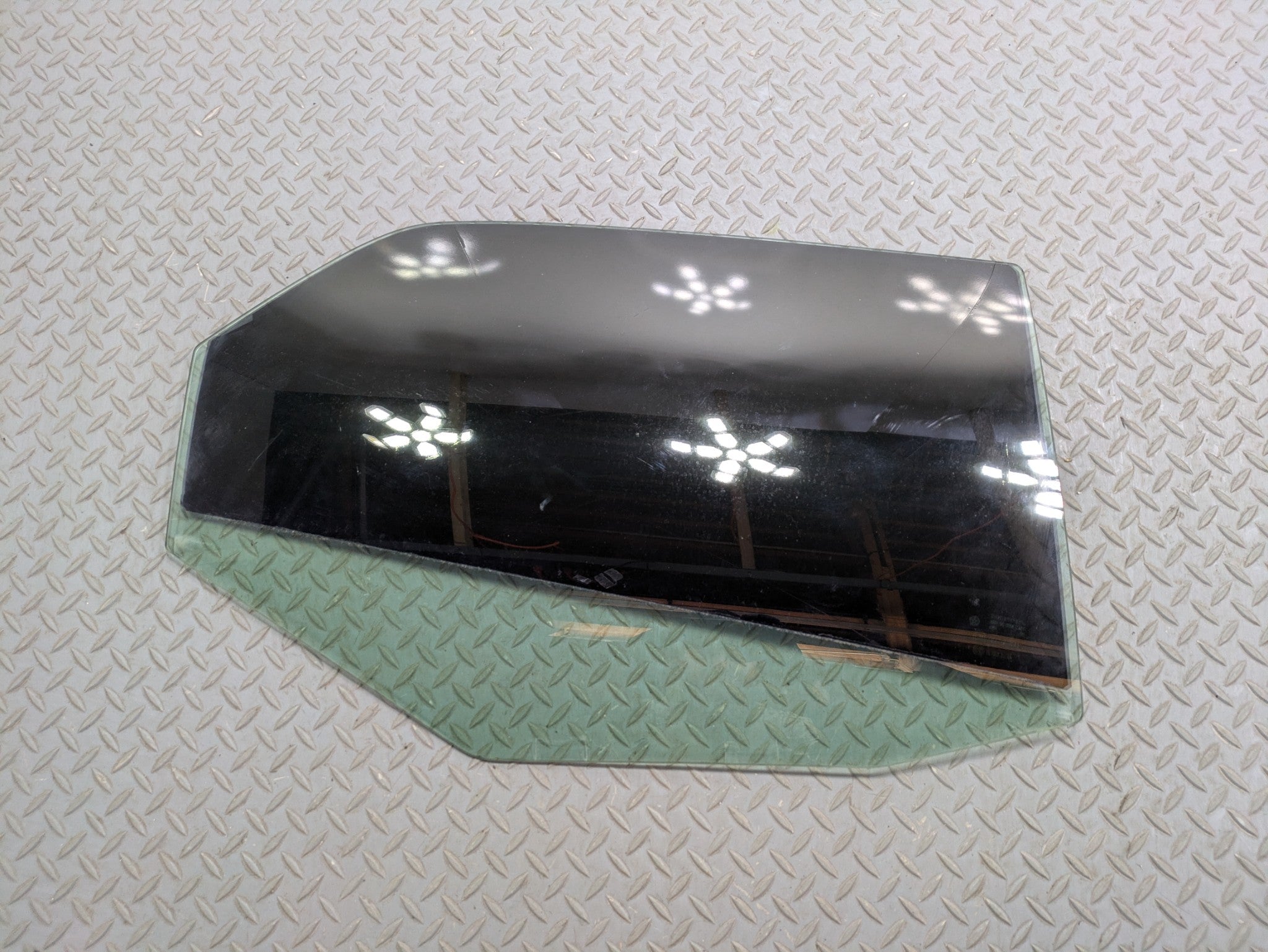 05 - 07 OEM CHRYSLER 300 REAR RIGHT PASSENGER SIDE DOOR WINDOW GLASS GREEN TINT