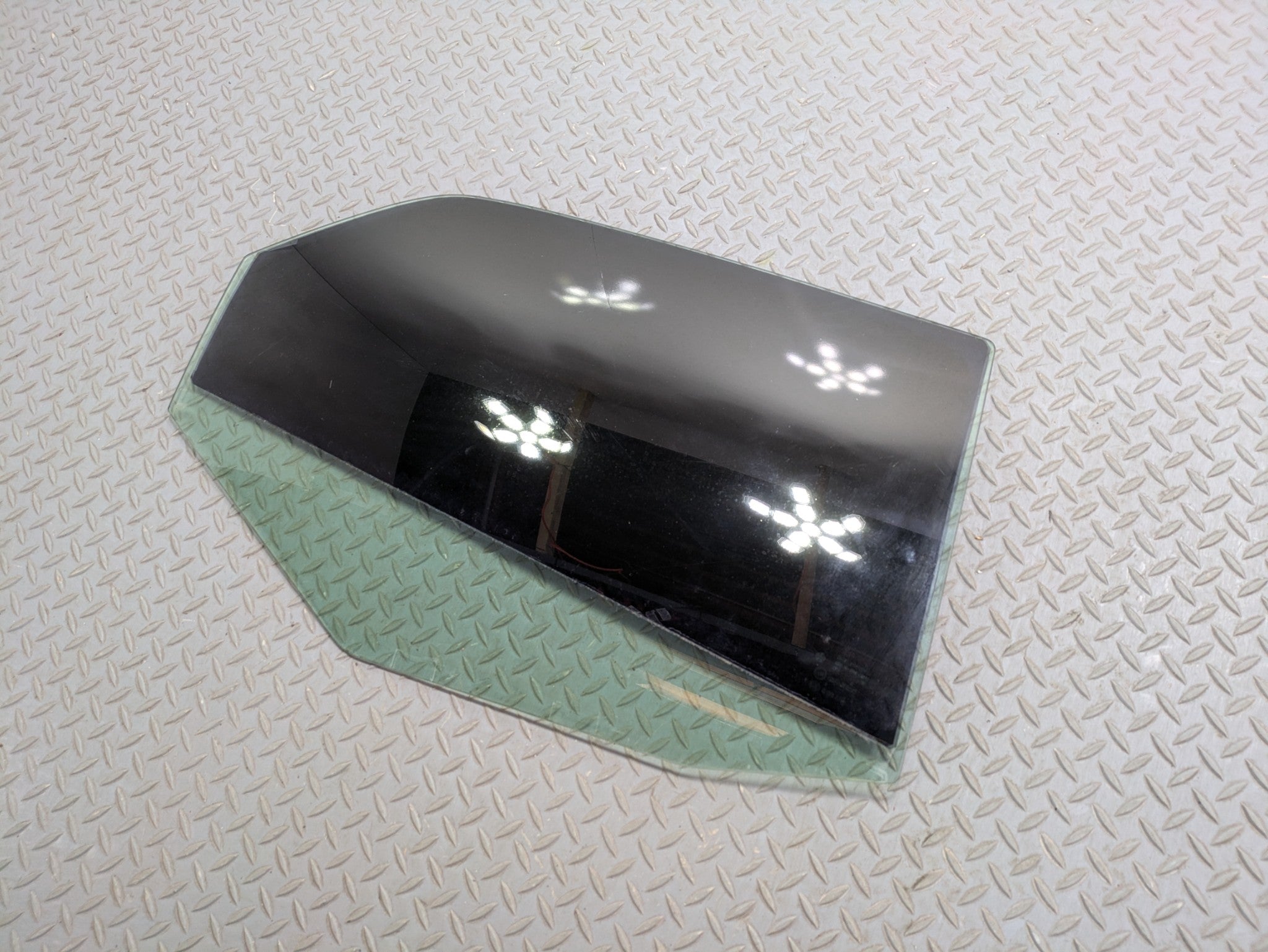 05 - 07 OEM CHRYSLER 300 REAR RIGHT PASSENGER SIDE DOOR WINDOW GLASS GREEN TINT