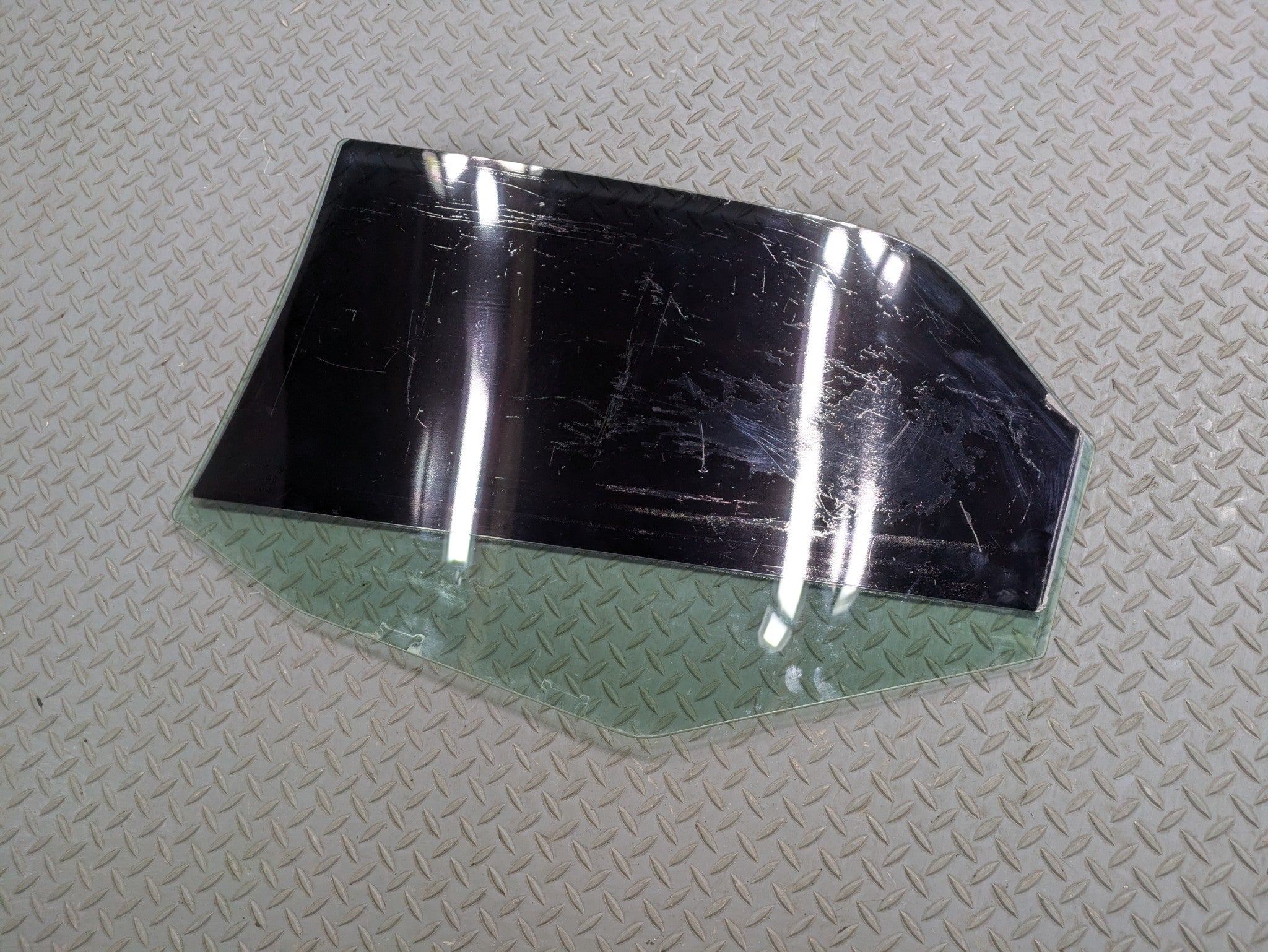 05 - 07 OEM CHRYSLER 300 REAR RIGHT PASSENGER SIDE DOOR WINDOW GLASS GREEN TINT