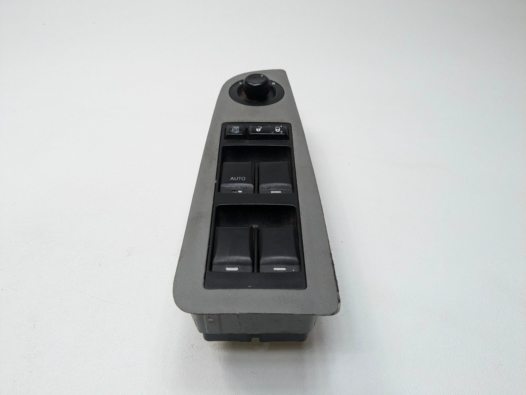 05 - 07 OEM CHRYSLER 300 FRONT LEFT DRIVER SIDE MASTER POWER LOCK DOOR SWITCH