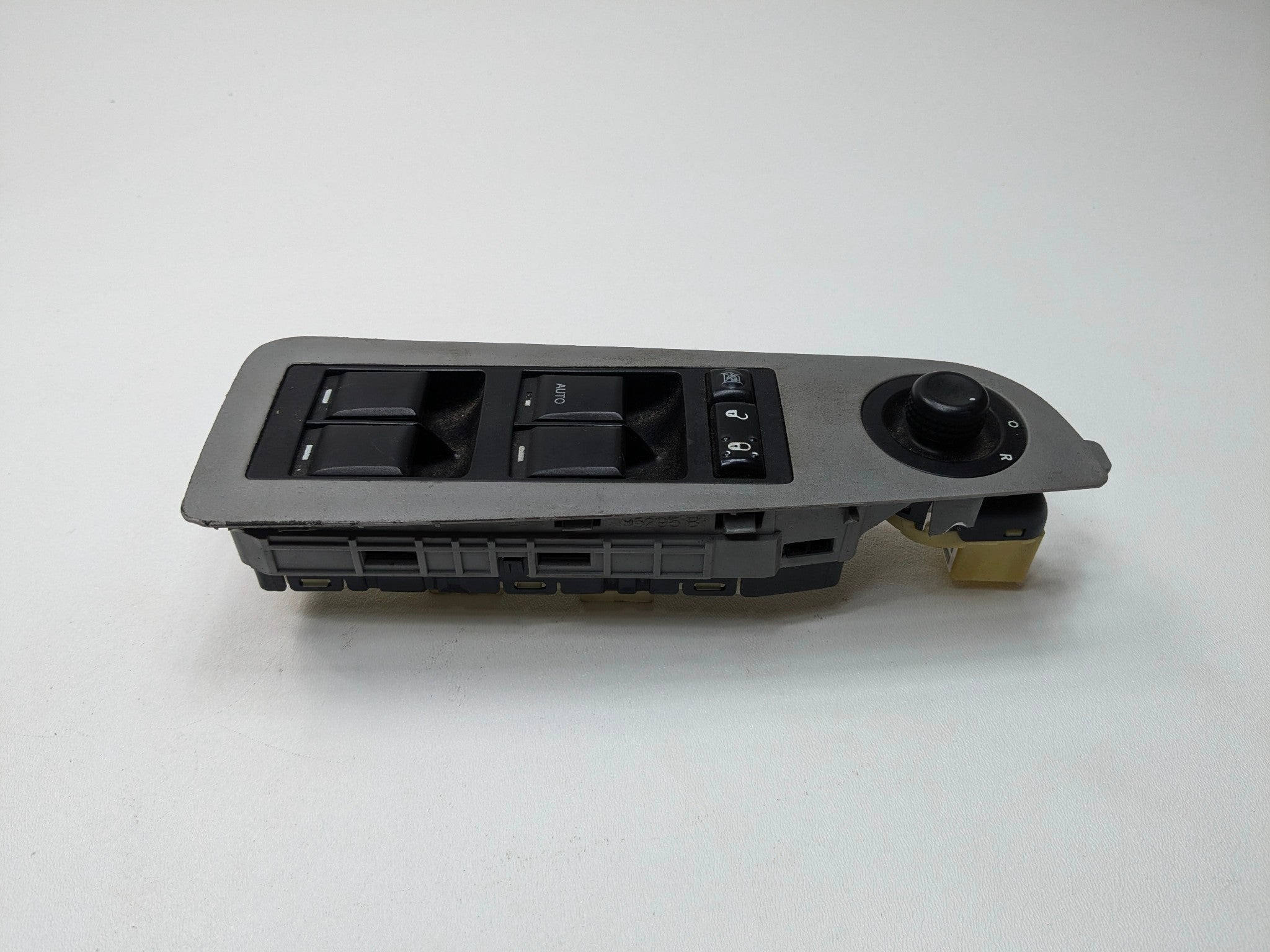 05 - 07 OEM CHRYSLER 300 FRONT LEFT DRIVER SIDE MASTER POWER LOCK DOOR SWITCH