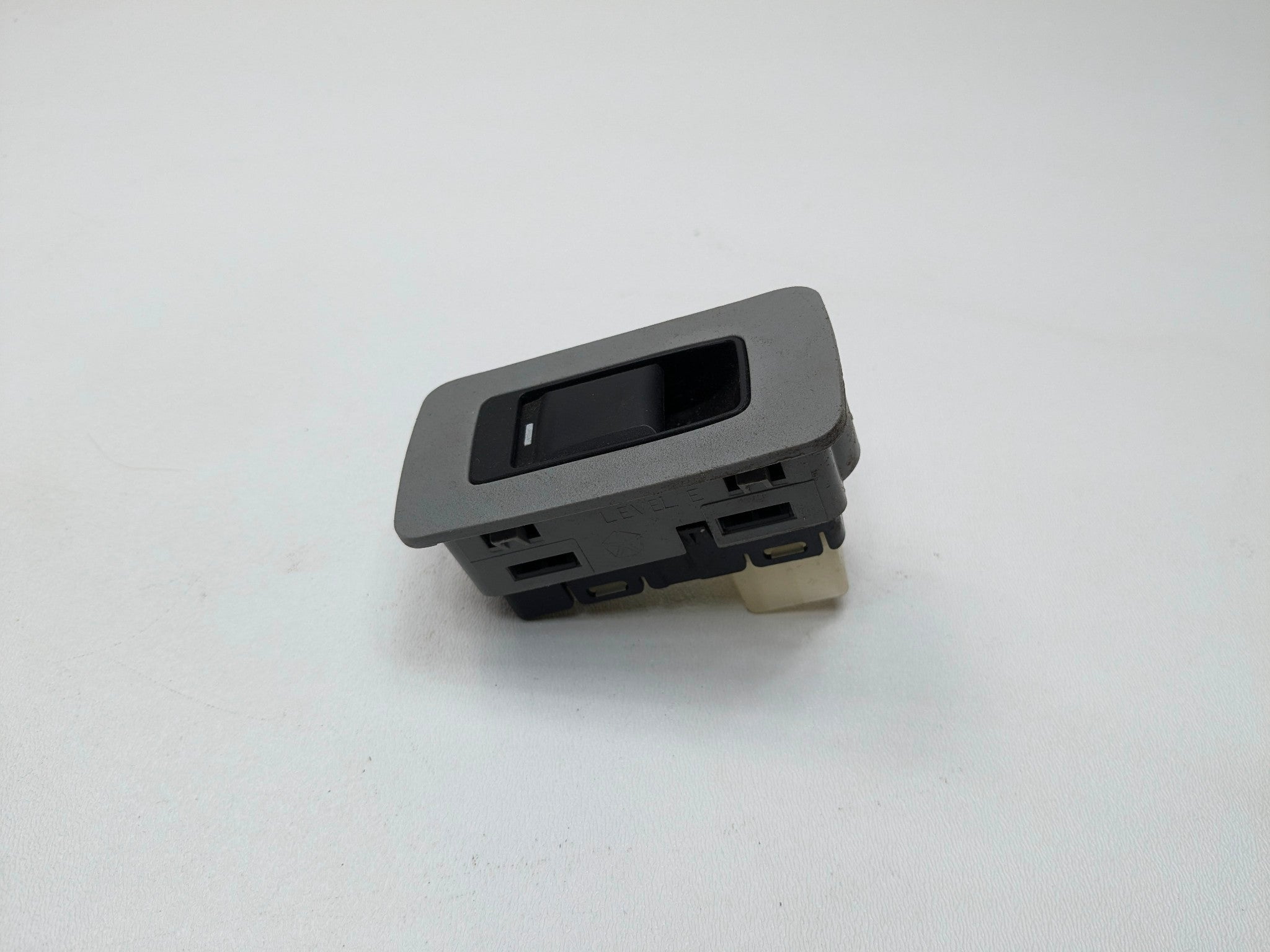 05 - 07 OEM CHRYSLER 300 REAR RIGHT PASSENGER SIDE DOOR WINDOW CONTROL SWITCH