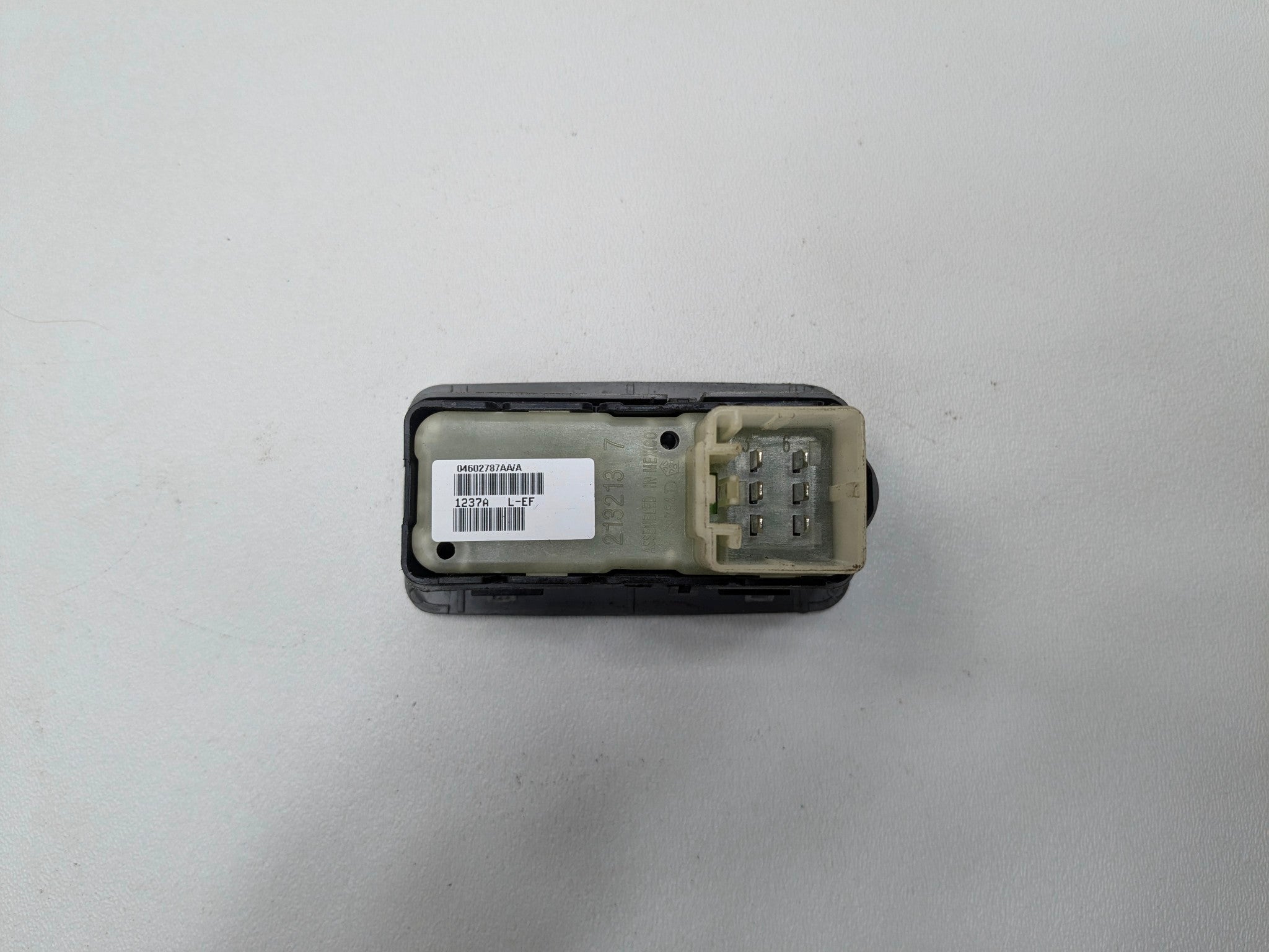 05 - 07 OEM CHRYSLER 300 REAR RIGHT PASSENGER SIDE DOOR WINDOW CONTROL SWITCH