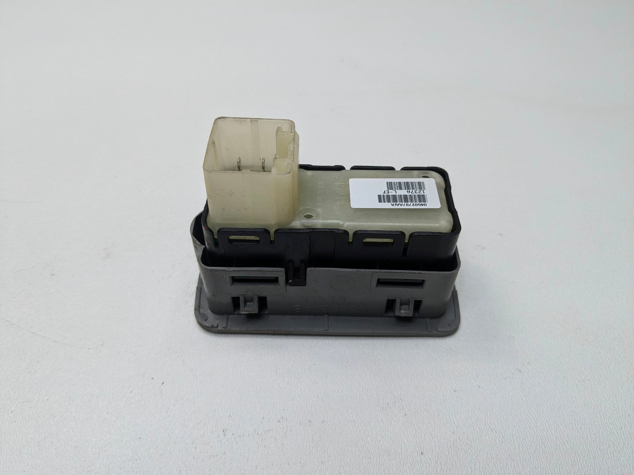 05 - 07 OEM CHRYSLER 300 REAR RIGHT PASSENGER SIDE DOOR WINDOW CONTROL SWITCH