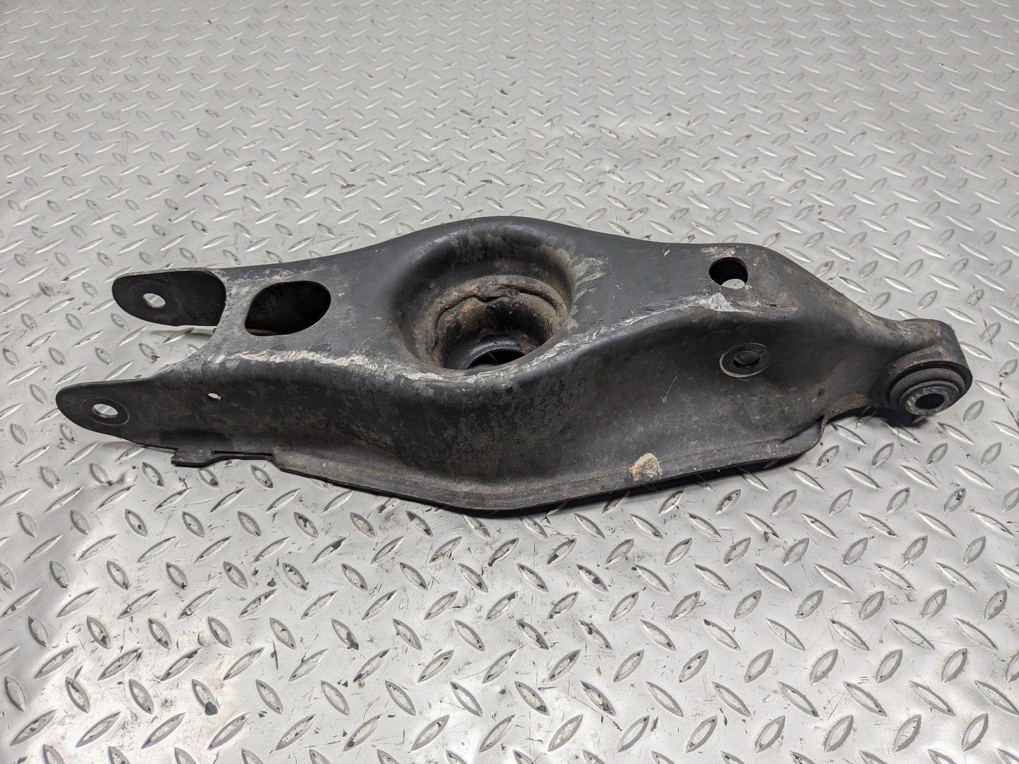 05 - 07 OEM CHRYSLER 300 REAR LEFT DRIVER SIDE LOWER CONTROL ARM SPRING PERCH
