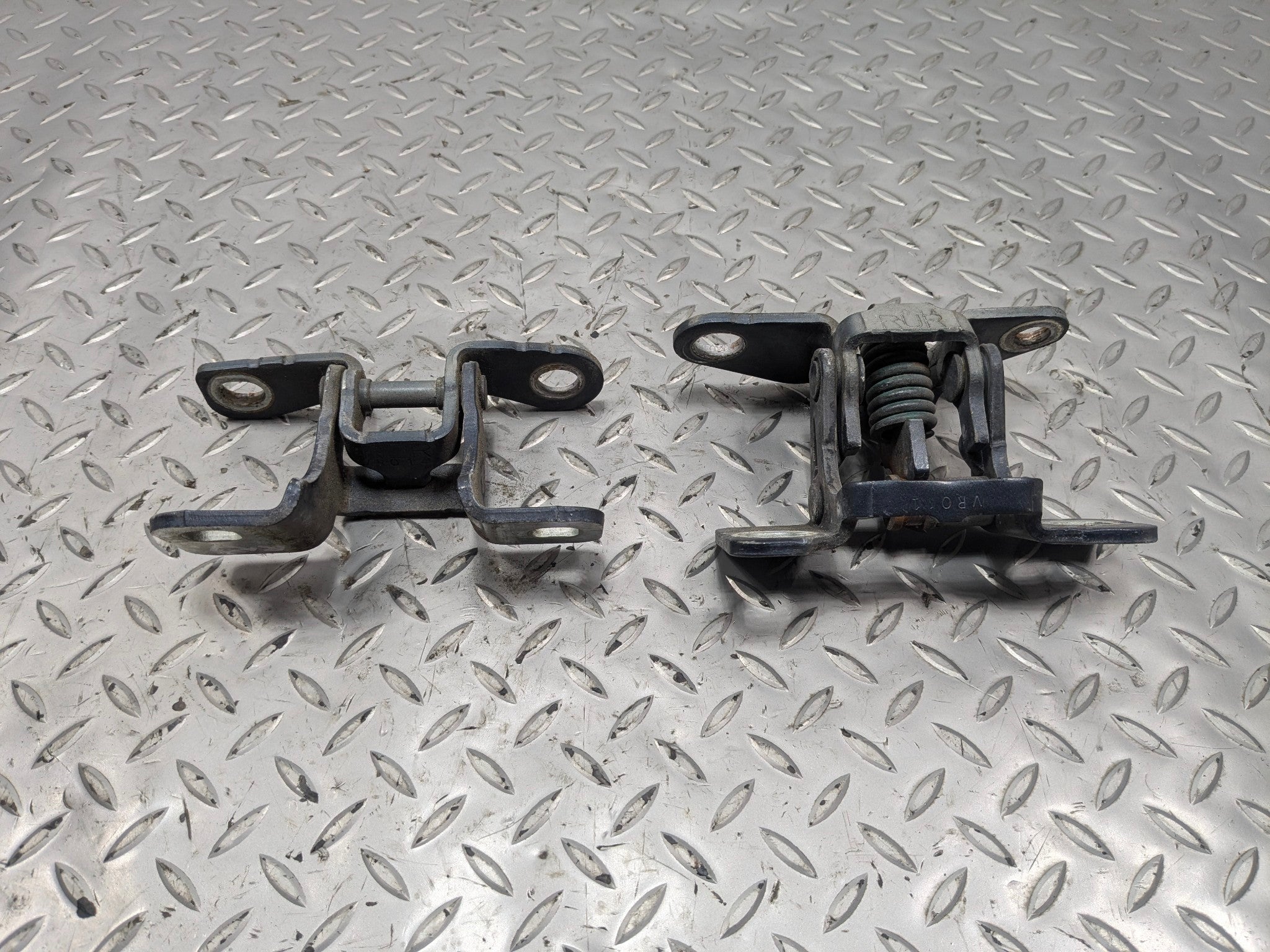 05 - 07 OEM CHRYSLER 300 REAR RIGHT PASSENGER SIDE UPPER LOWER DOOR HINGE SET