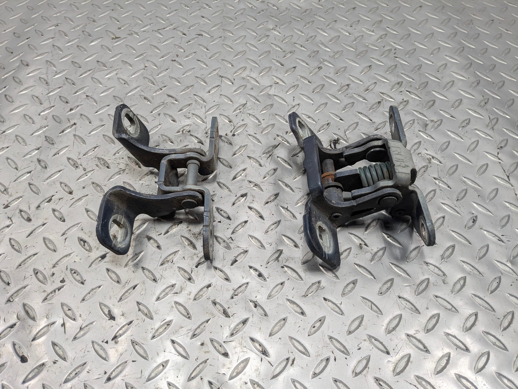 05 - 07 OEM CHRYSLER 300 REAR RIGHT PASSENGER SIDE UPPER LOWER DOOR HINGE SET