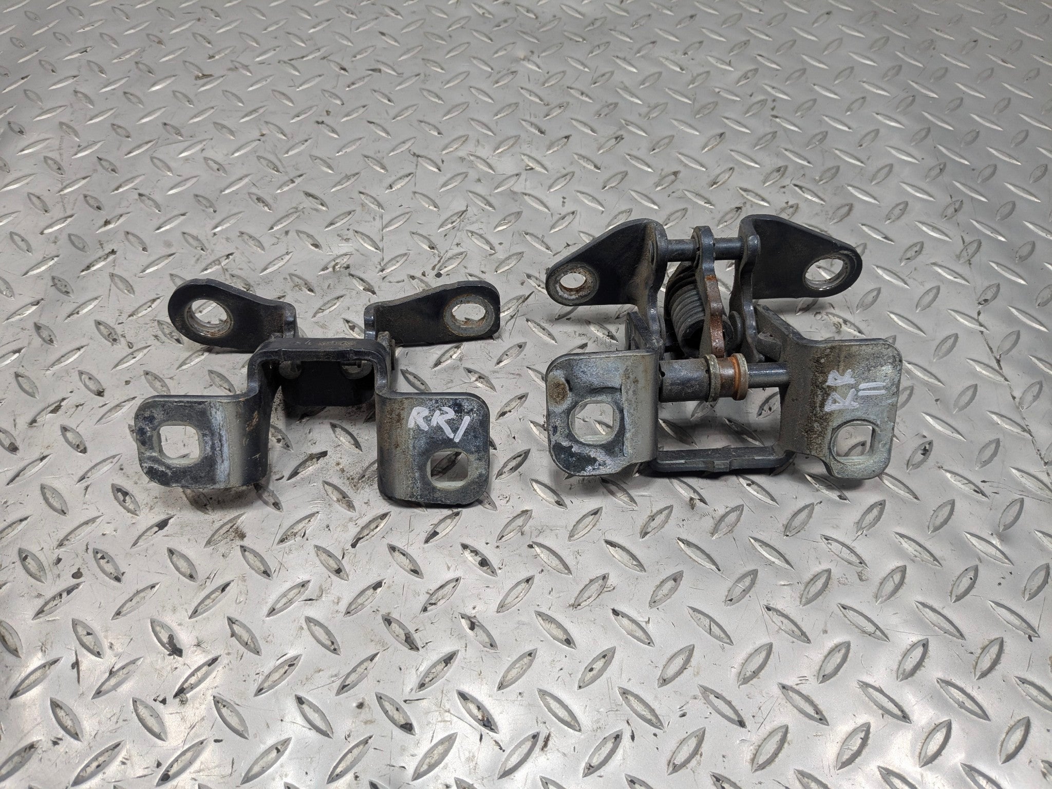 05 - 07 OEM CHRYSLER 300 REAR RIGHT PASSENGER SIDE UPPER LOWER DOOR HINGE SET