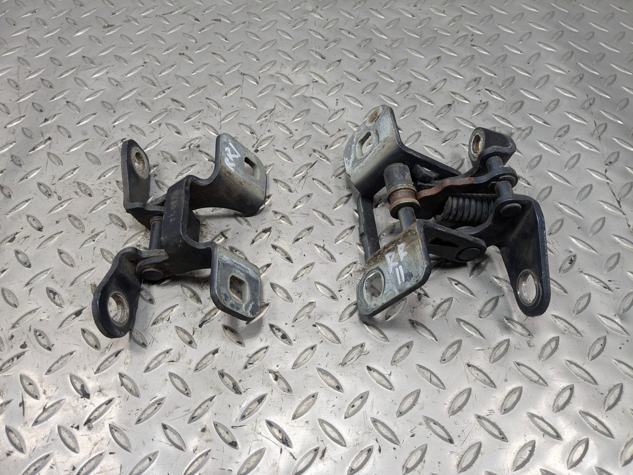 05 - 07 OEM CHRYSLER 300 REAR RIGHT PASSENGER SIDE UPPER LOWER DOOR HINGE SET